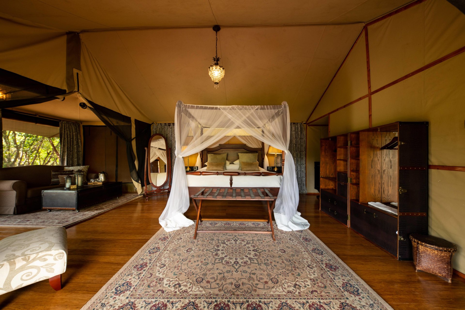 Innenansicht eines Luxury Tents im Sand River Masai Mara