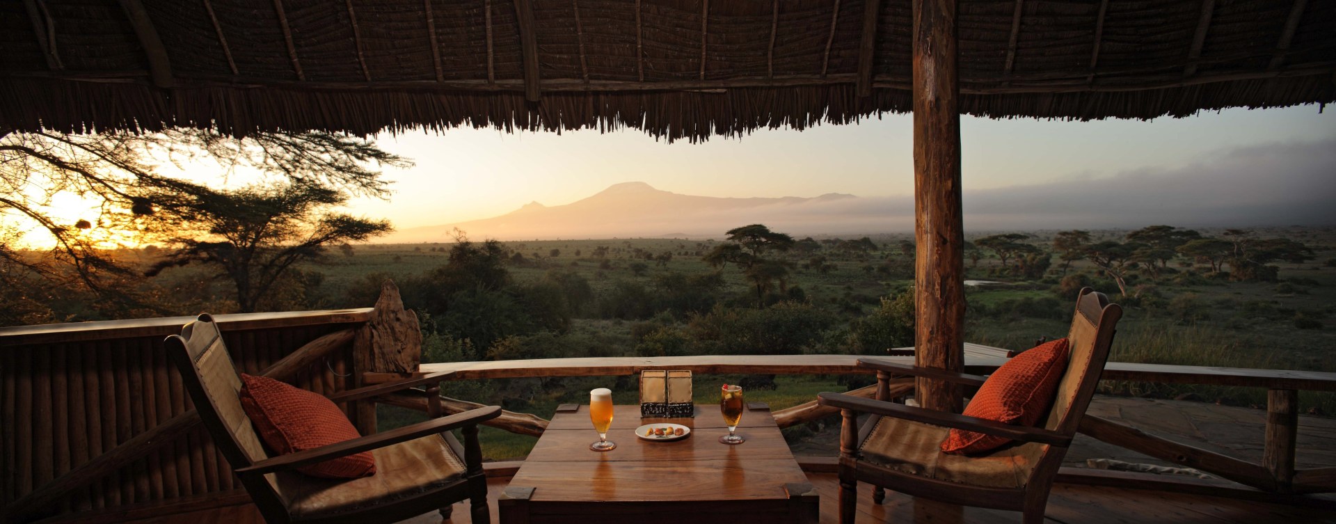 Sundowner auf der Terrasse des Tortilis Camp