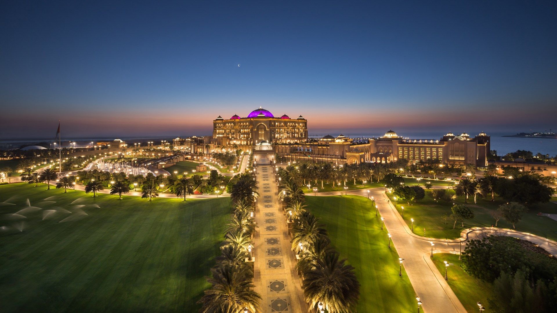 Ansicht des Emirates Palace Abu Dhabi in der Abenddaemmerung