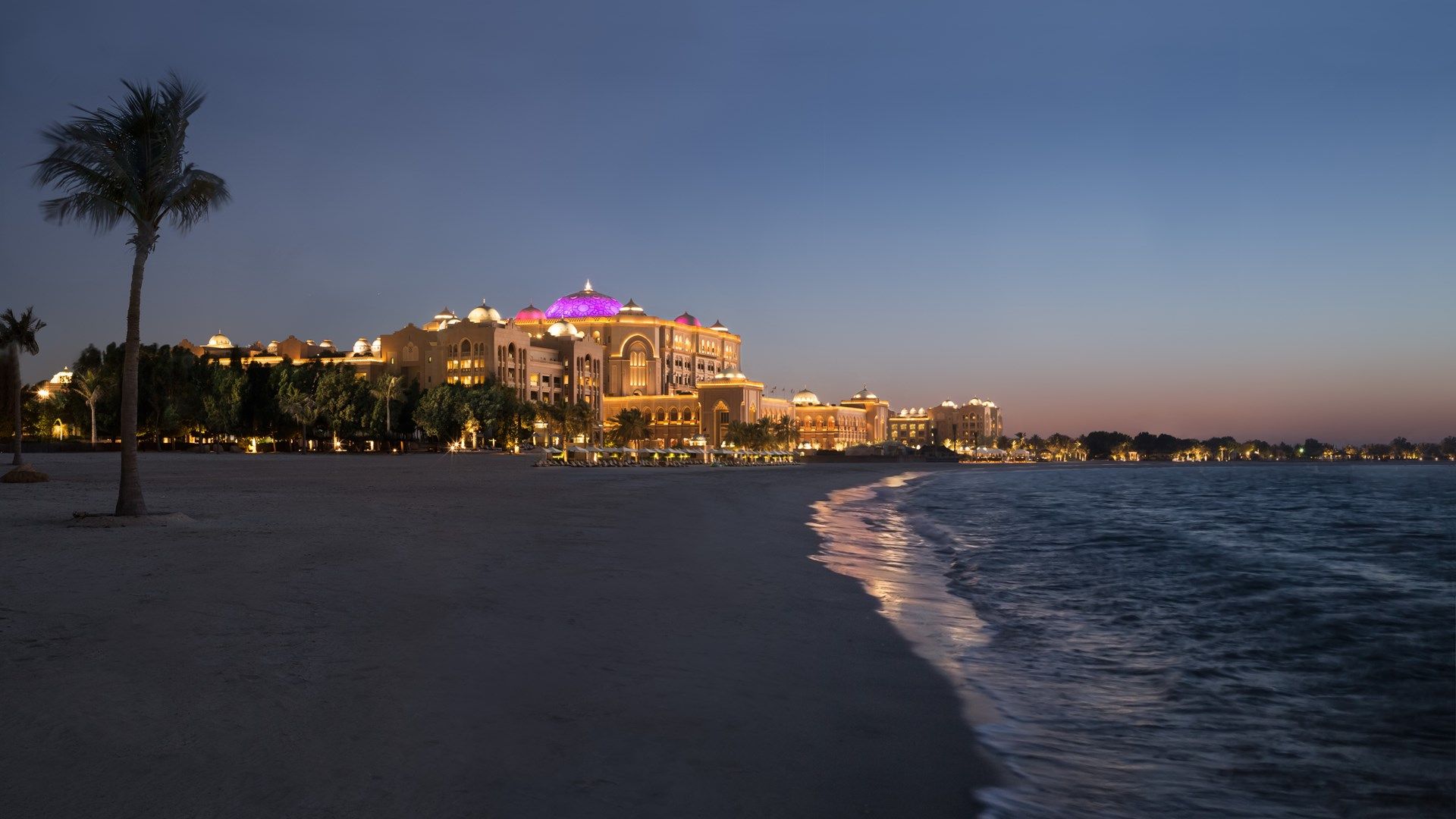 Strand und Hotel in der Daemmerung