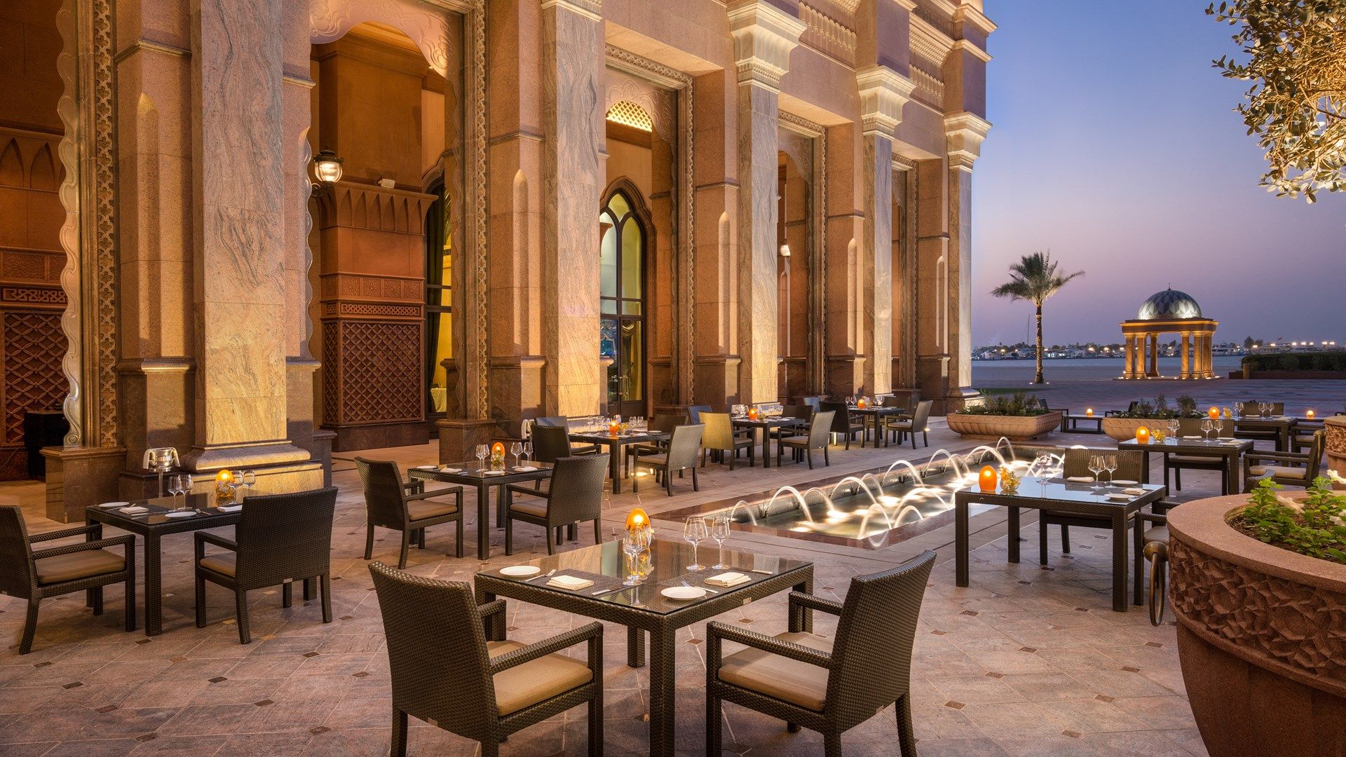 Terrasse des Restaurant mit Springbrunnen