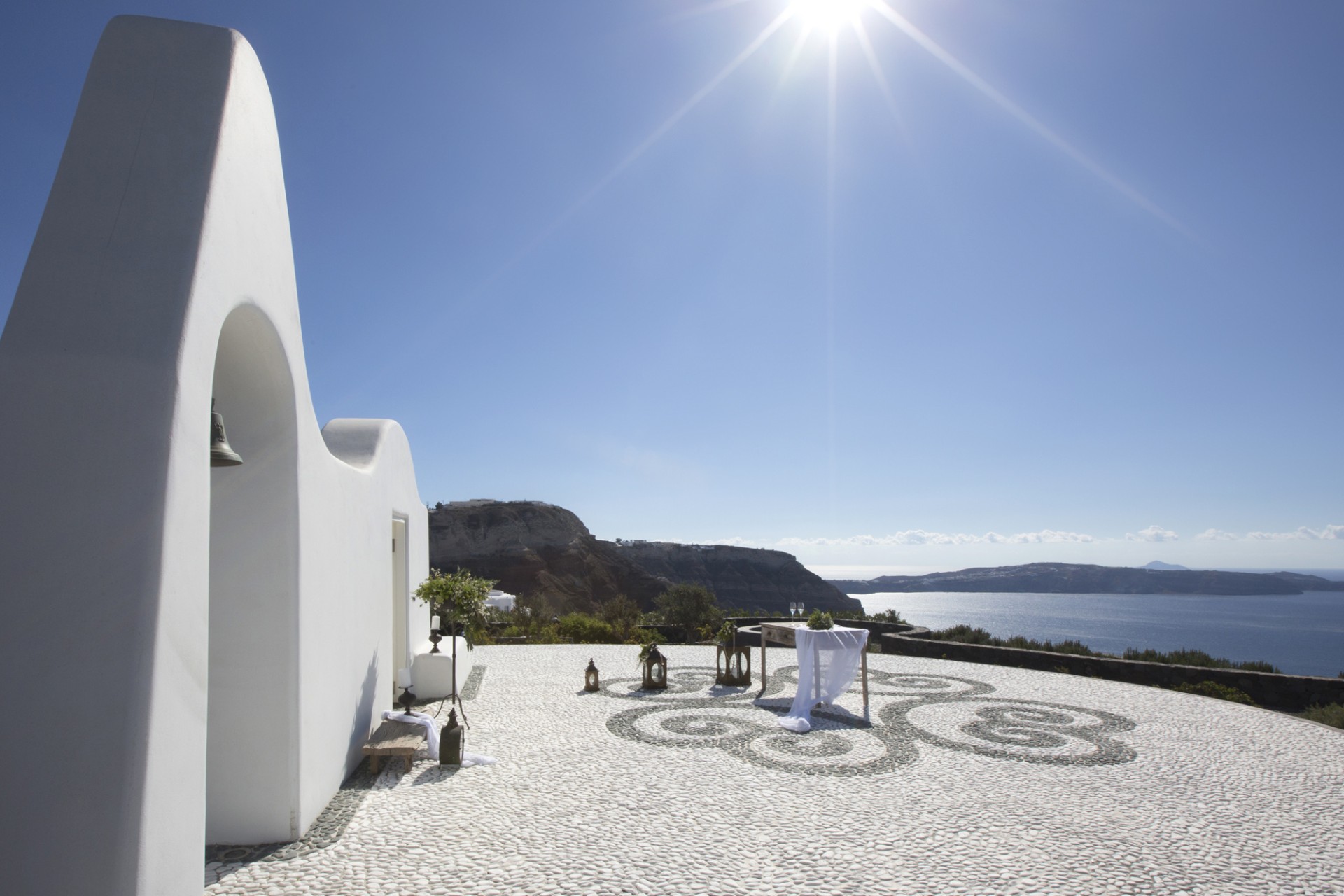 Außenaussicht der Kirche vom Erosantorini mit Aussicht auf das Meer