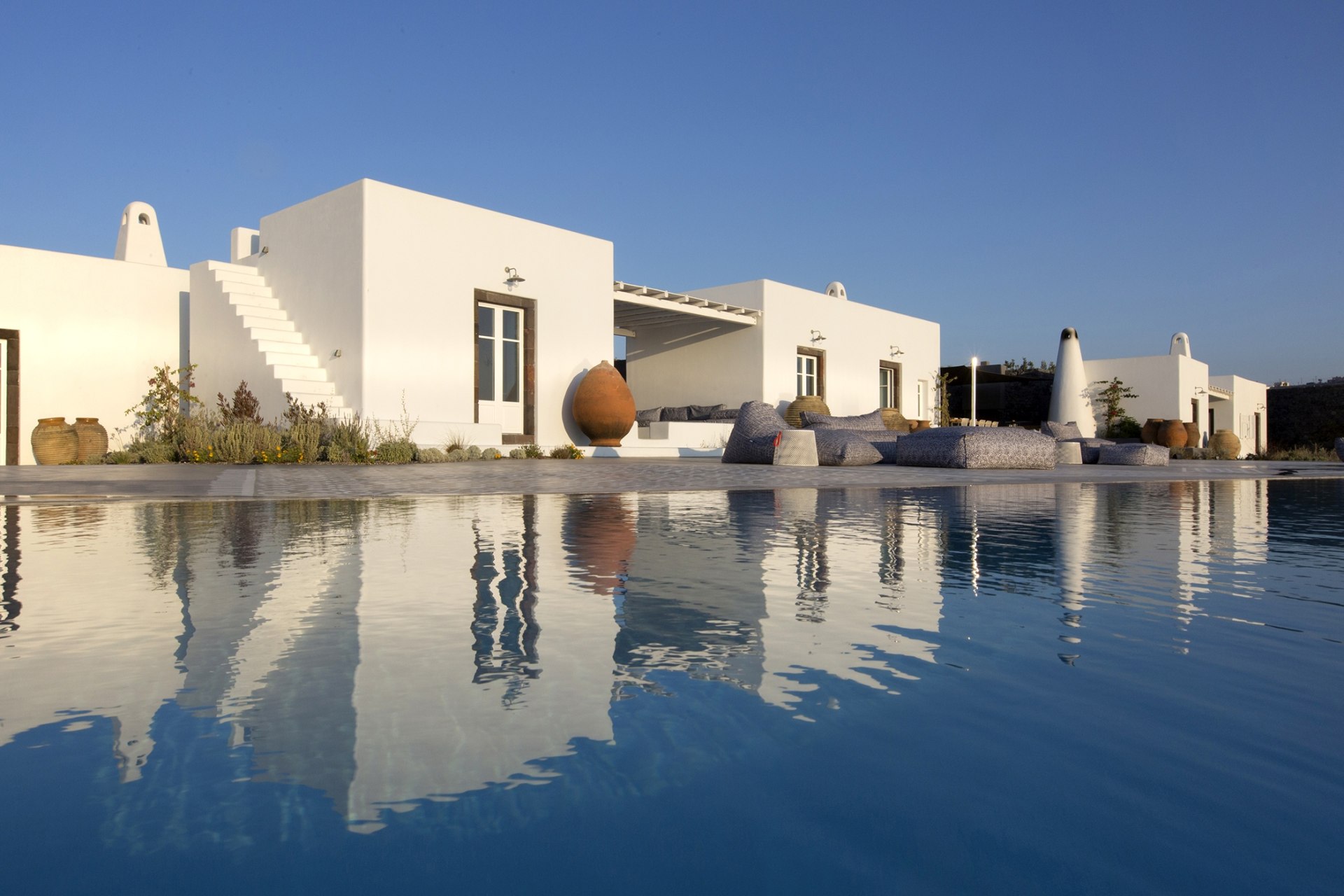 Außenaussicht und Poolbereich vom Erosantorini 