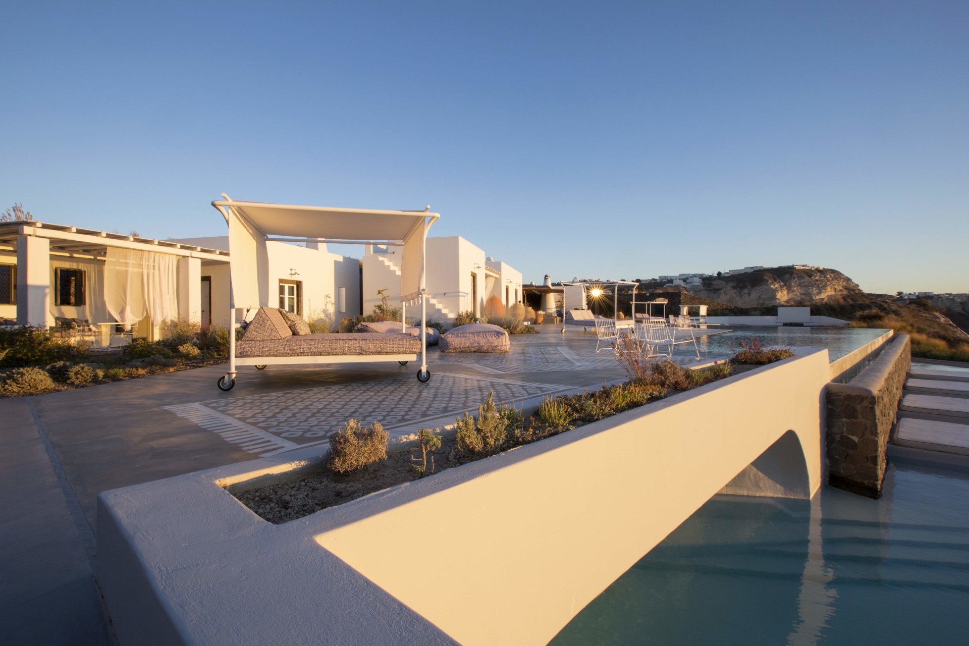 Poolbereich des Erosantorini Hotels