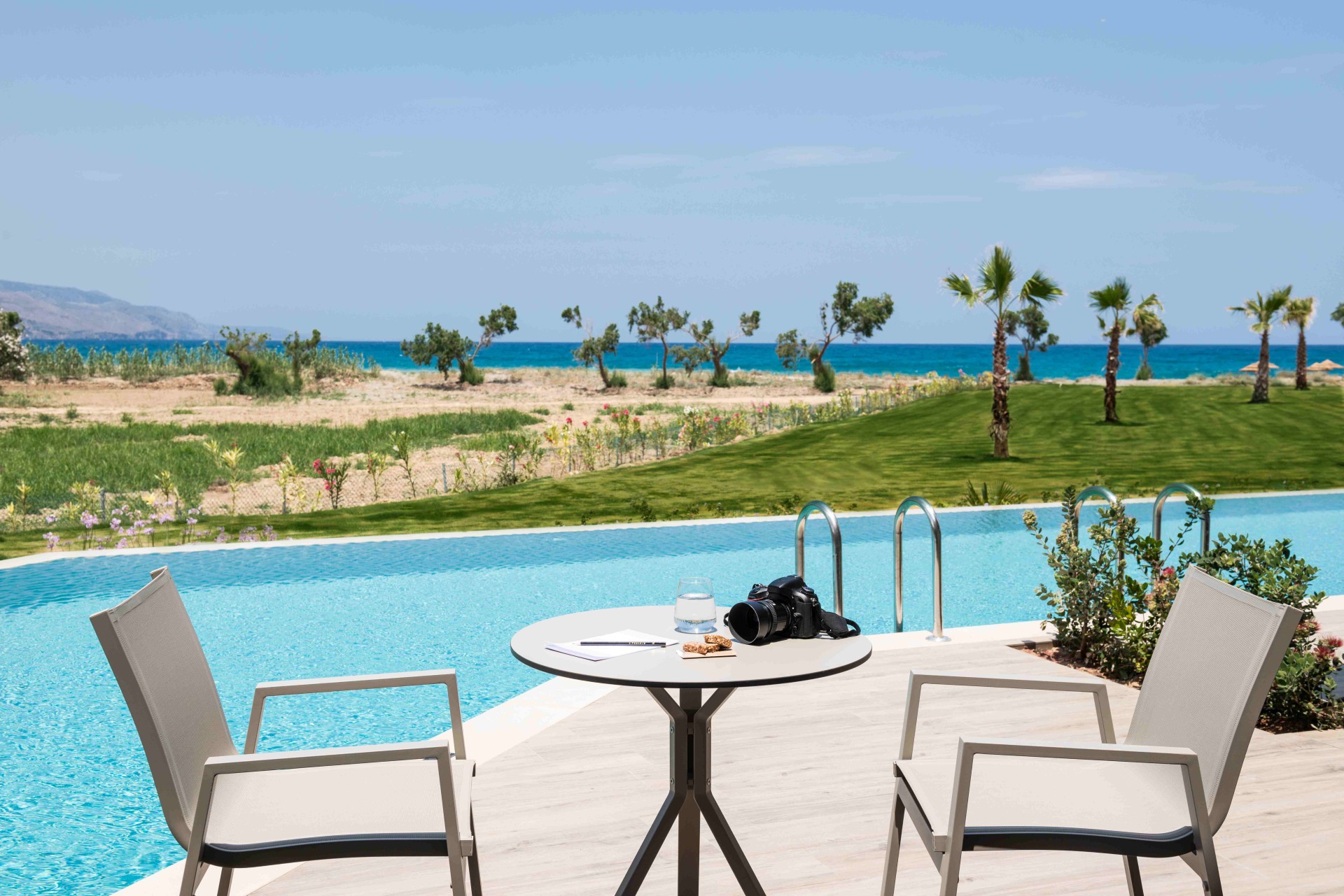 Terrasse vom Classic Zimmer mit seitlichem Meerblick und Gemeinschaftspool 