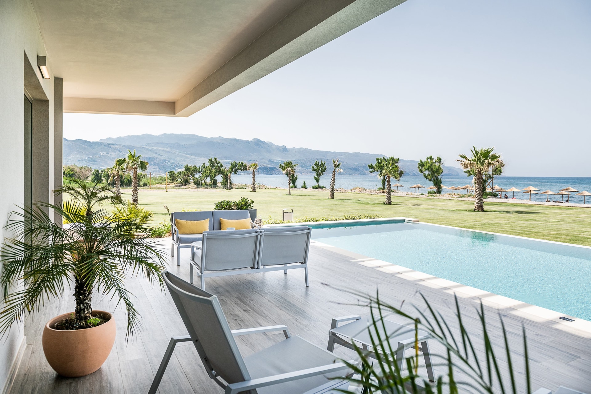 Terrasse mit Pool und Meerblick der Euphoric Suite des Euphoria Resorts