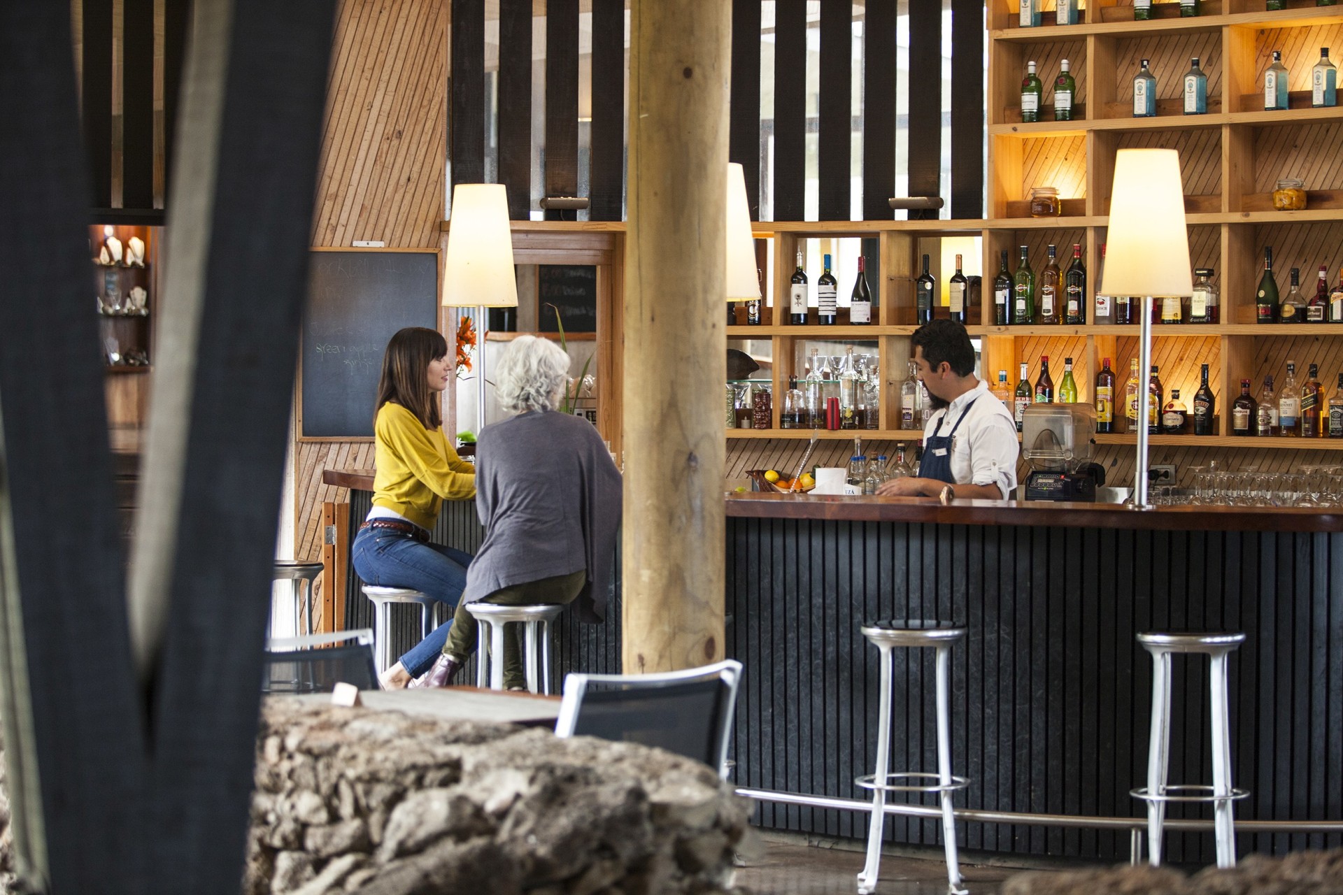 Innenansicht der Bar des Explora Rapa Nui 