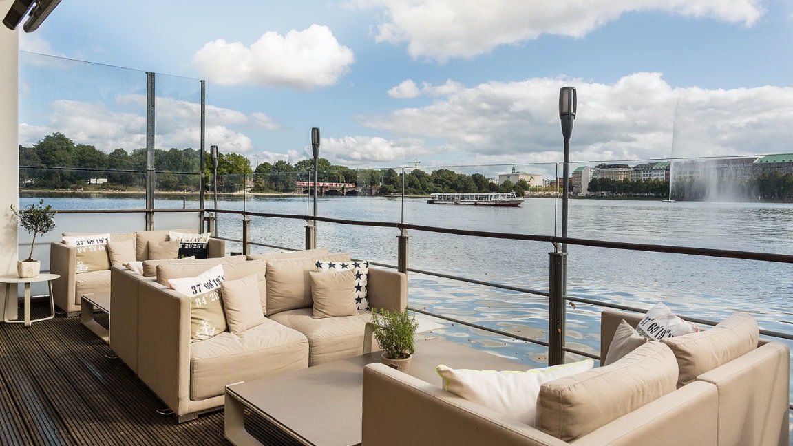 Hotelterrasse mit Blick auf die Alster