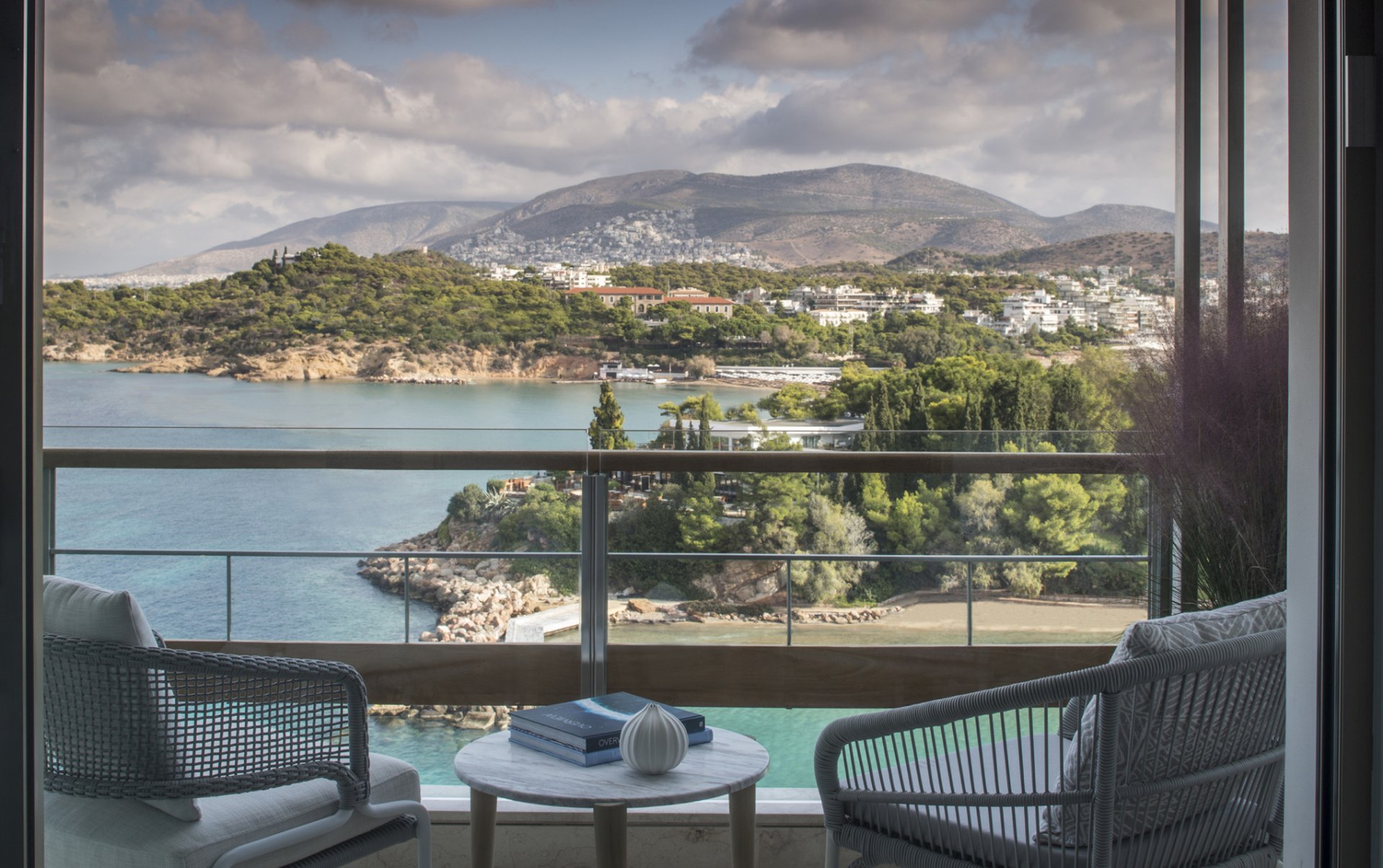 Balkon vom Arion Zimmer mit Meerblick des Four Seasons Astir Palace Hotels