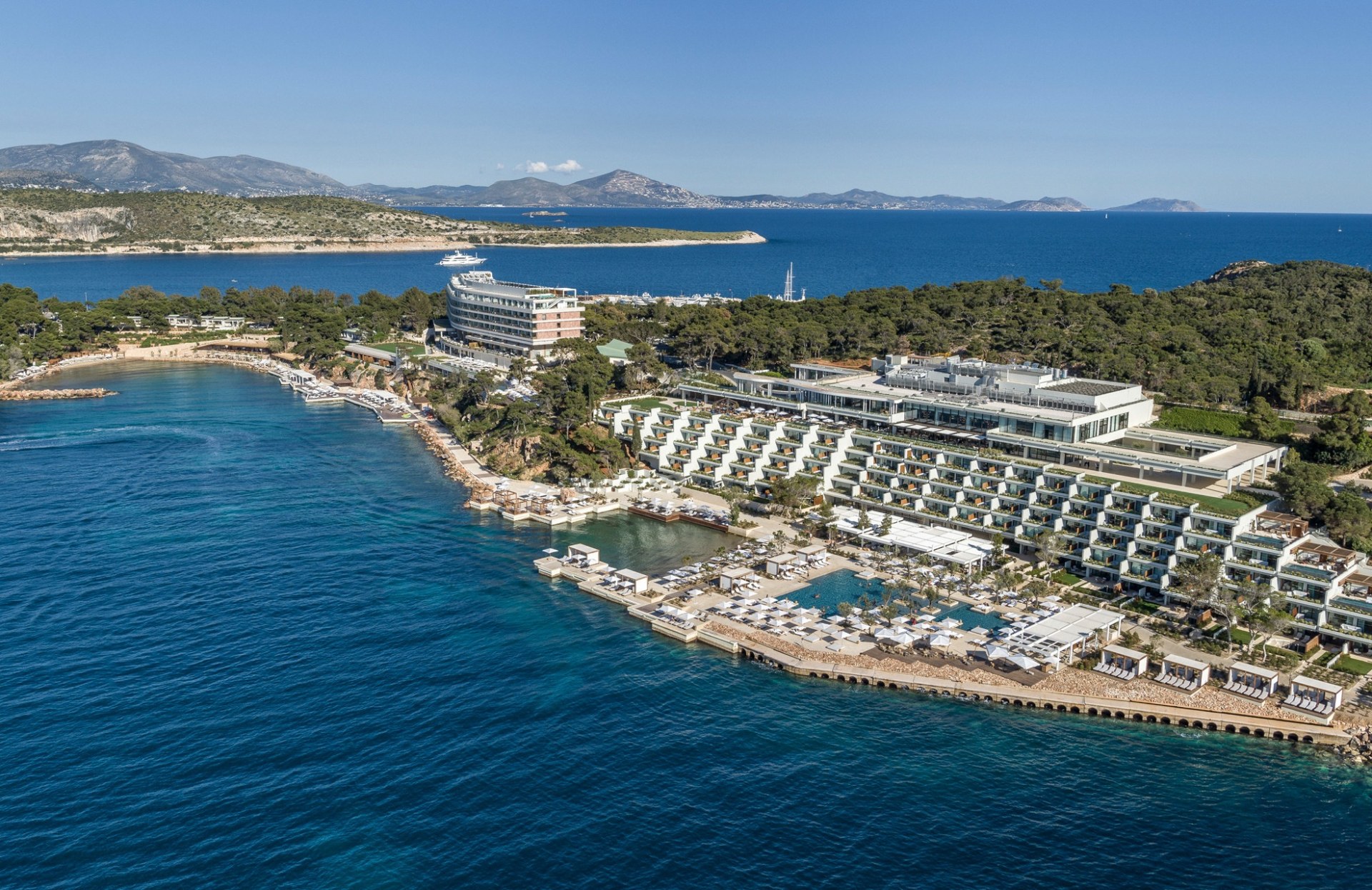 Außenfassade vom Four Seasons Astir Palace Hotel am Strand