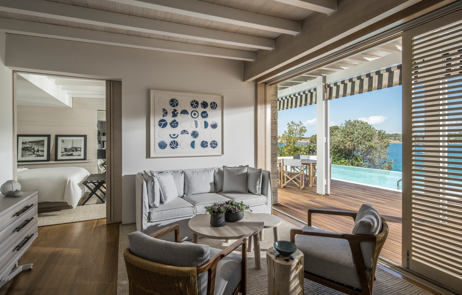 Innenansicht des Wohnbereichs der Bungalow Suite mit Pool