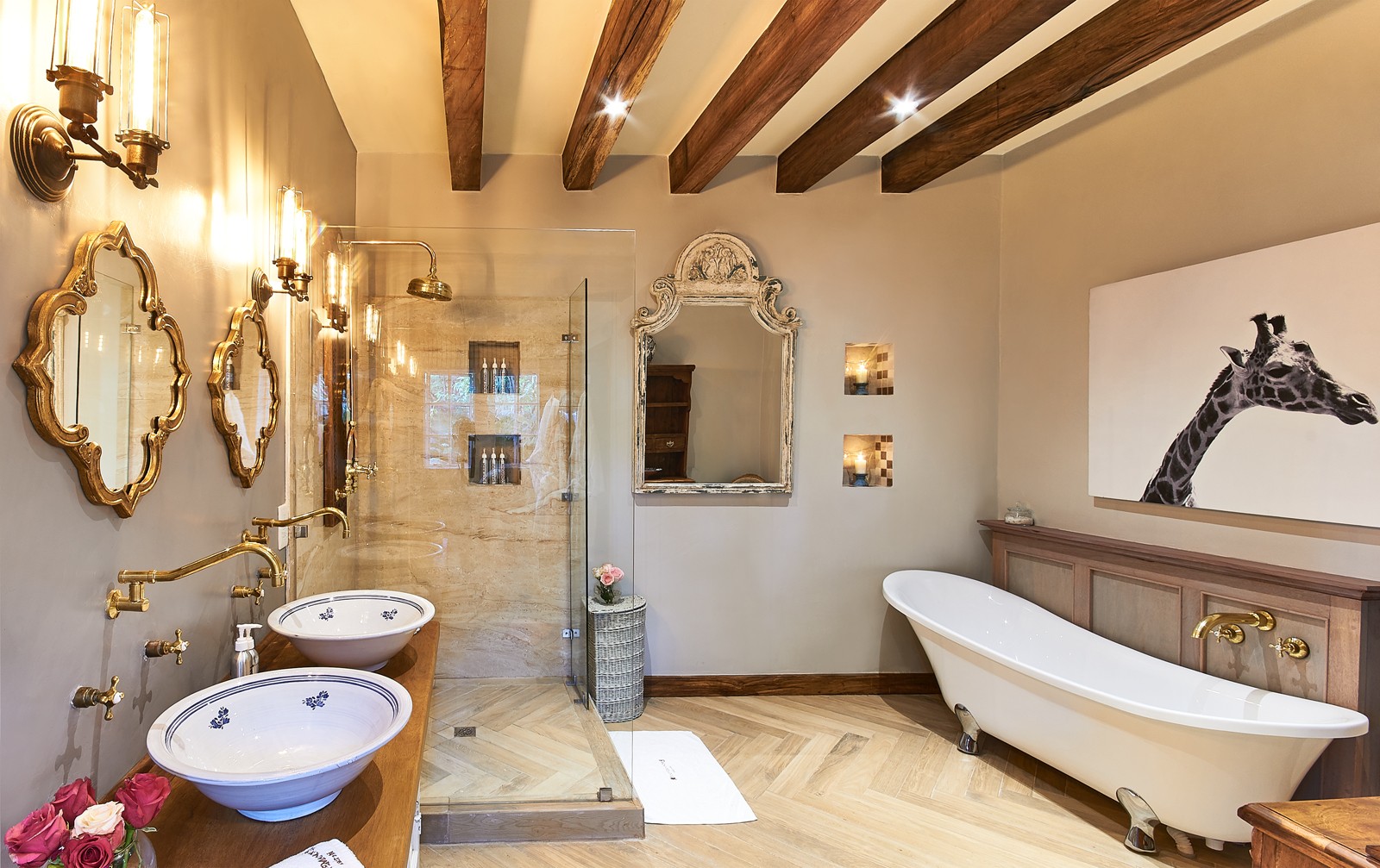 Badezimmer des Doppelzimmers im Giraffe Manor