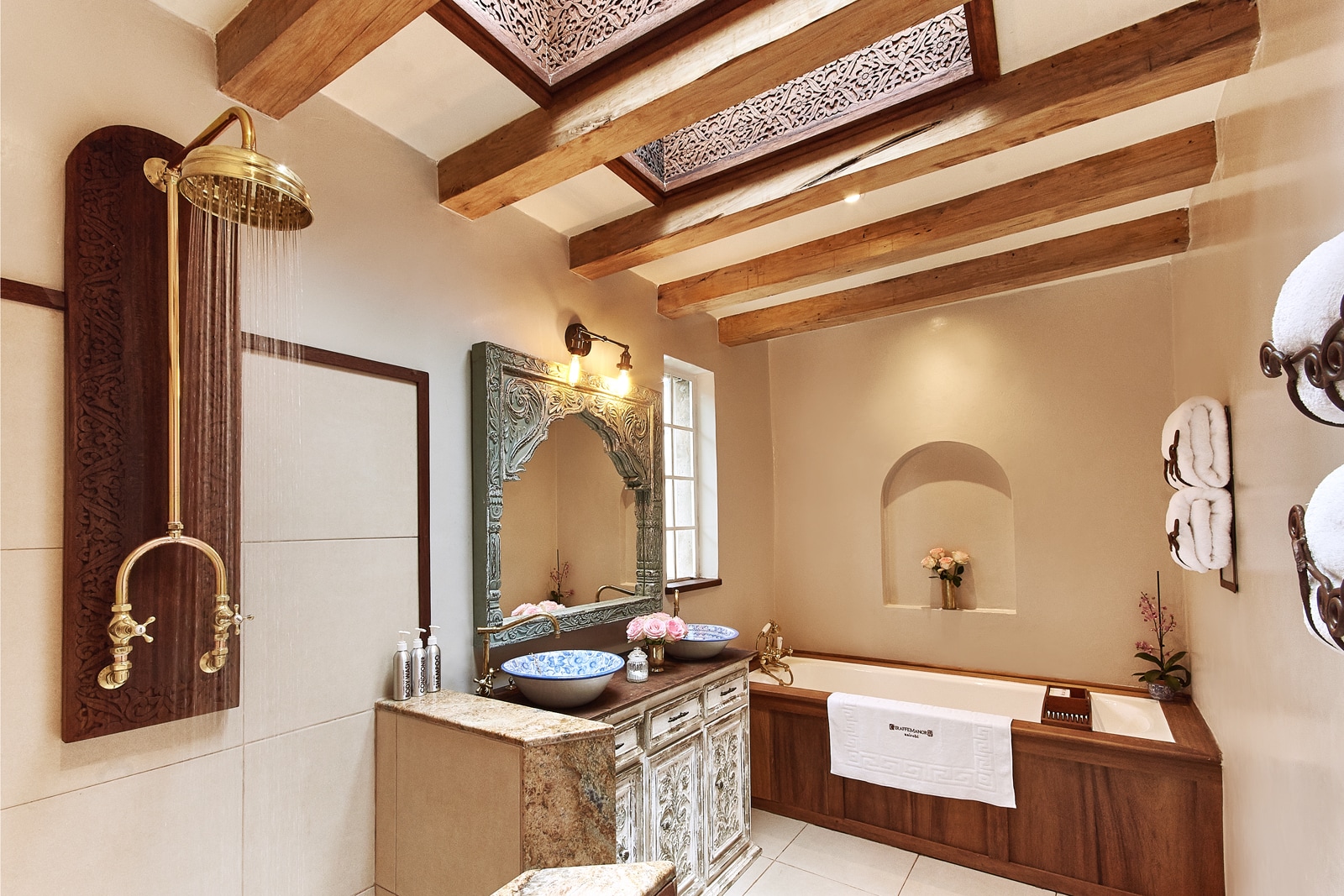 Badezimmer einer Suite im Giraffe Manor