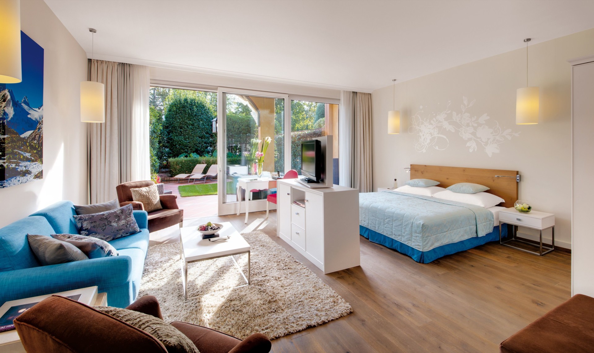 Schlafzimmer und Wohnbereich der Junior Suite im Giardino Ascona 