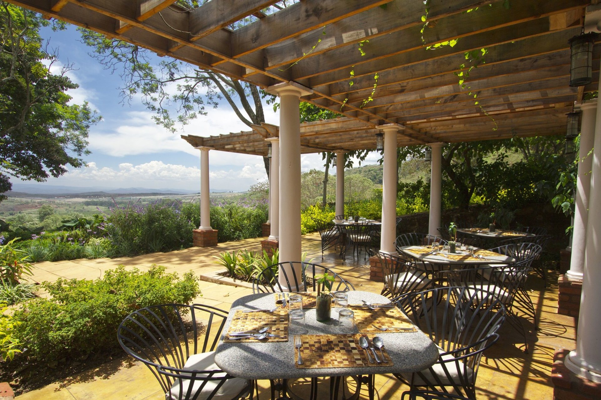 Fruehstueck auf der Terrasse der Gibb's Farm