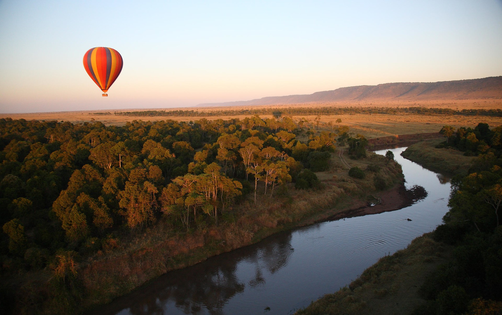 Heissluftballon ueber der Masai Mara