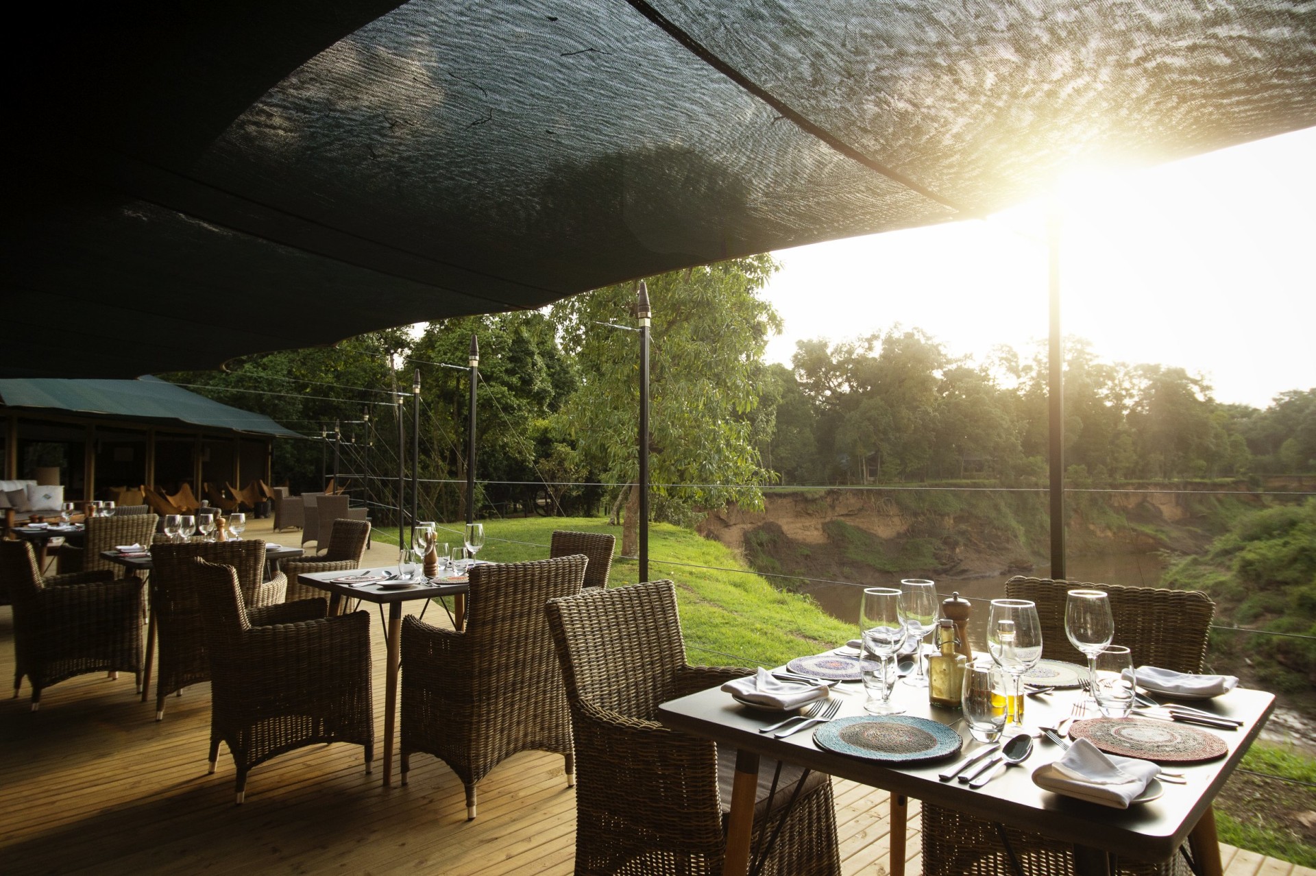 Fruehstueck auf der Terrasse des Il Moran Camp