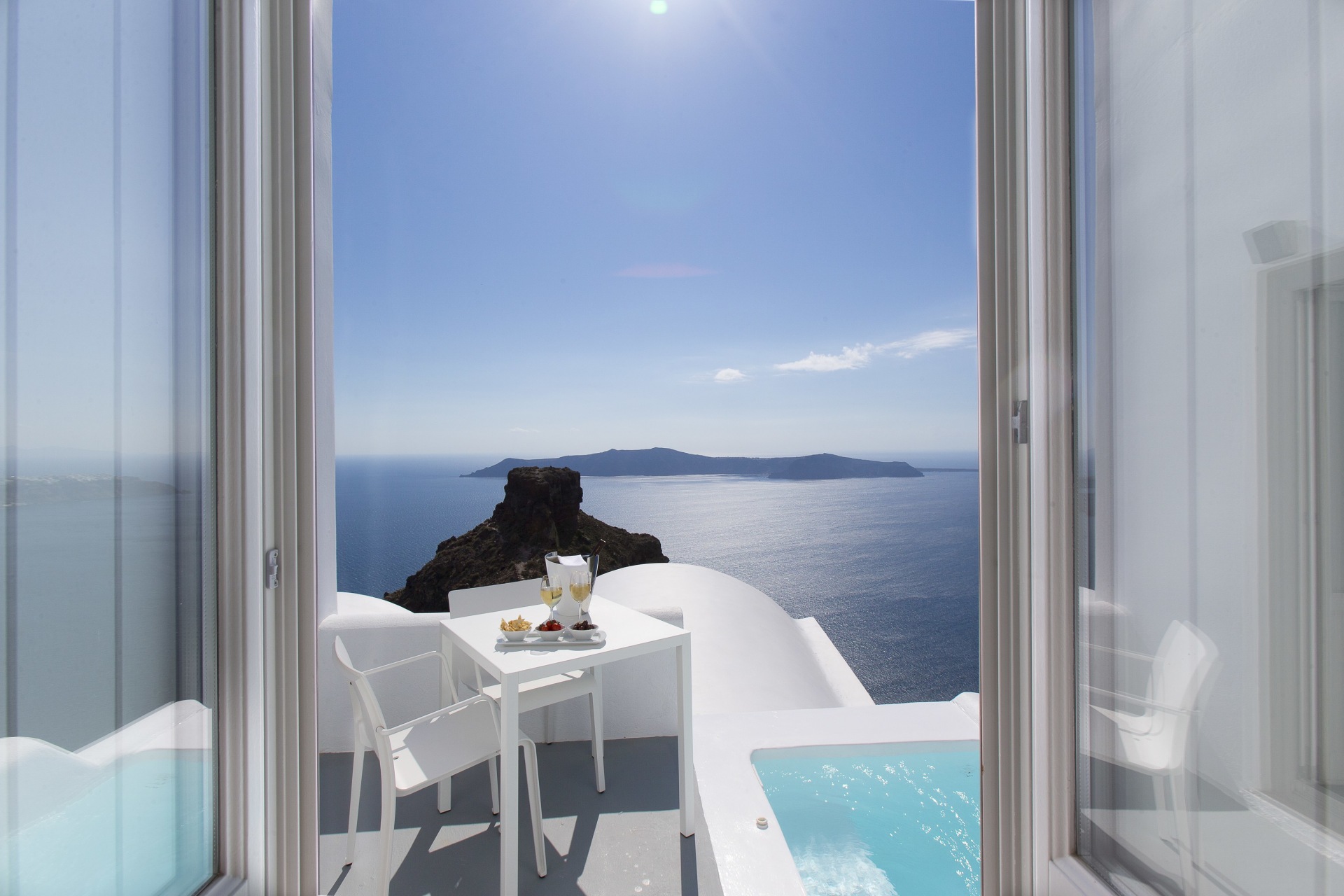 Terrasse der Honeymoon Suite mit Pool und Meerblick