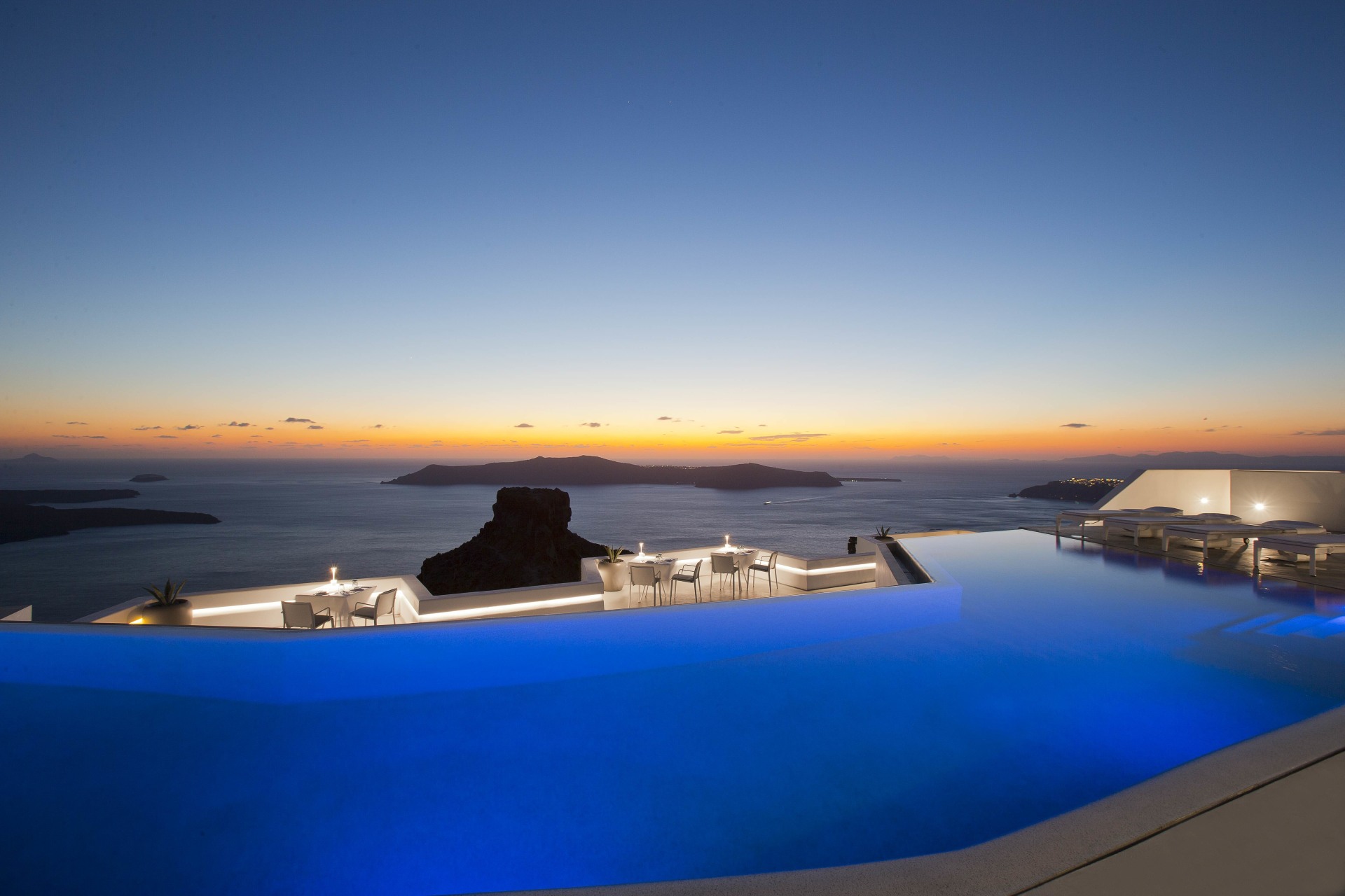 Poolbereich im Grace Hotel Santorini