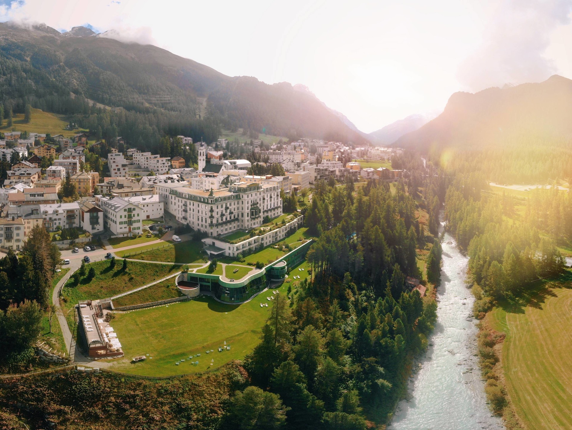 Aussenansicht im Sommer des Grand Hotel Kronenhof