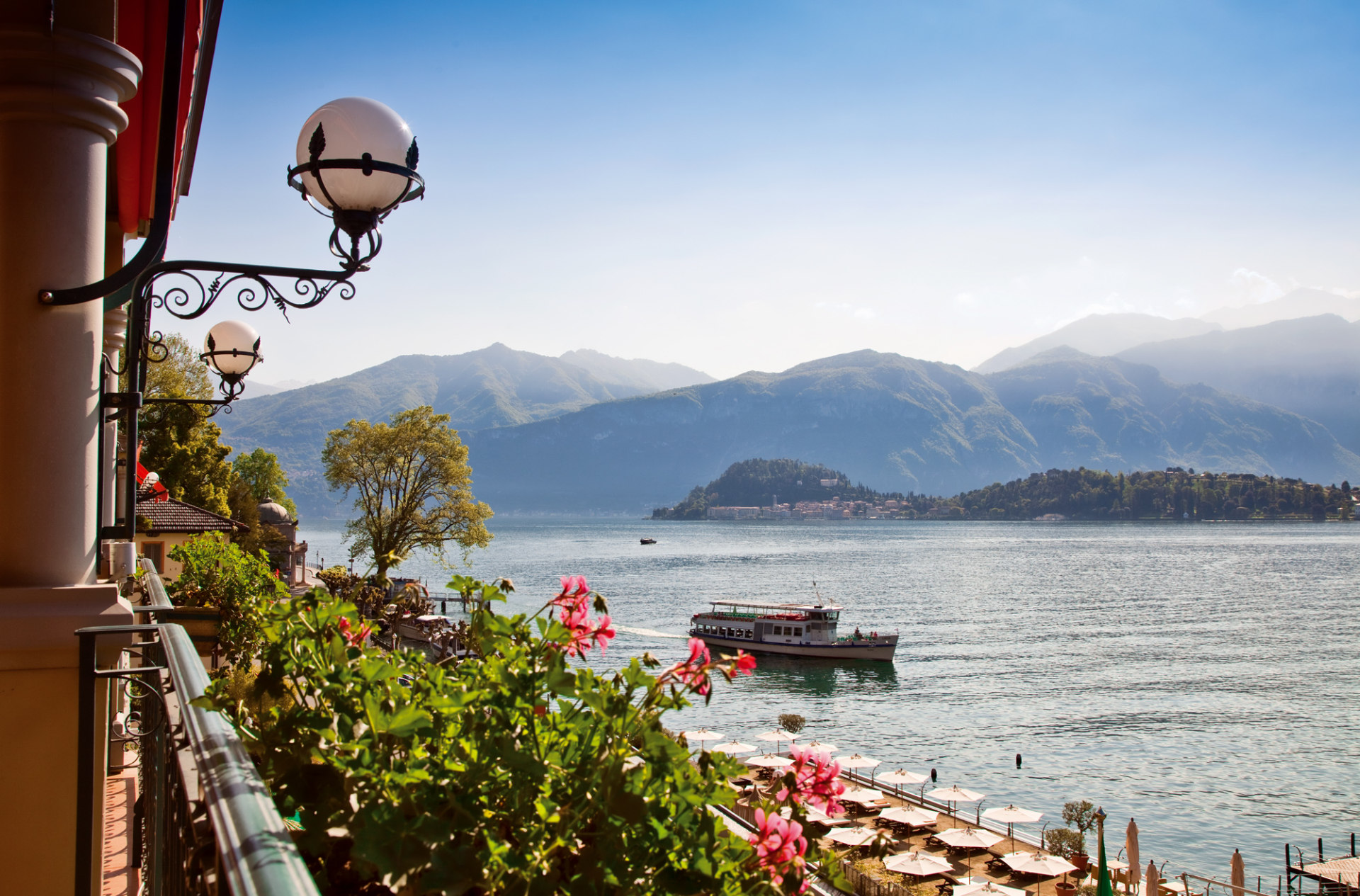 Blick vom Balkon auf den See