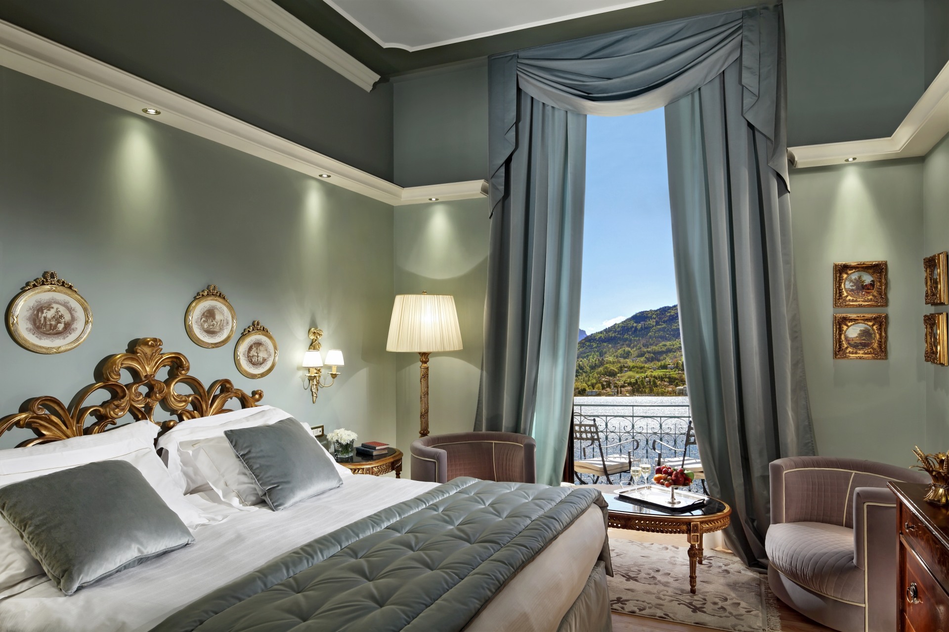 Schlafbereich und Blick des Prestige Room mit Seeblick