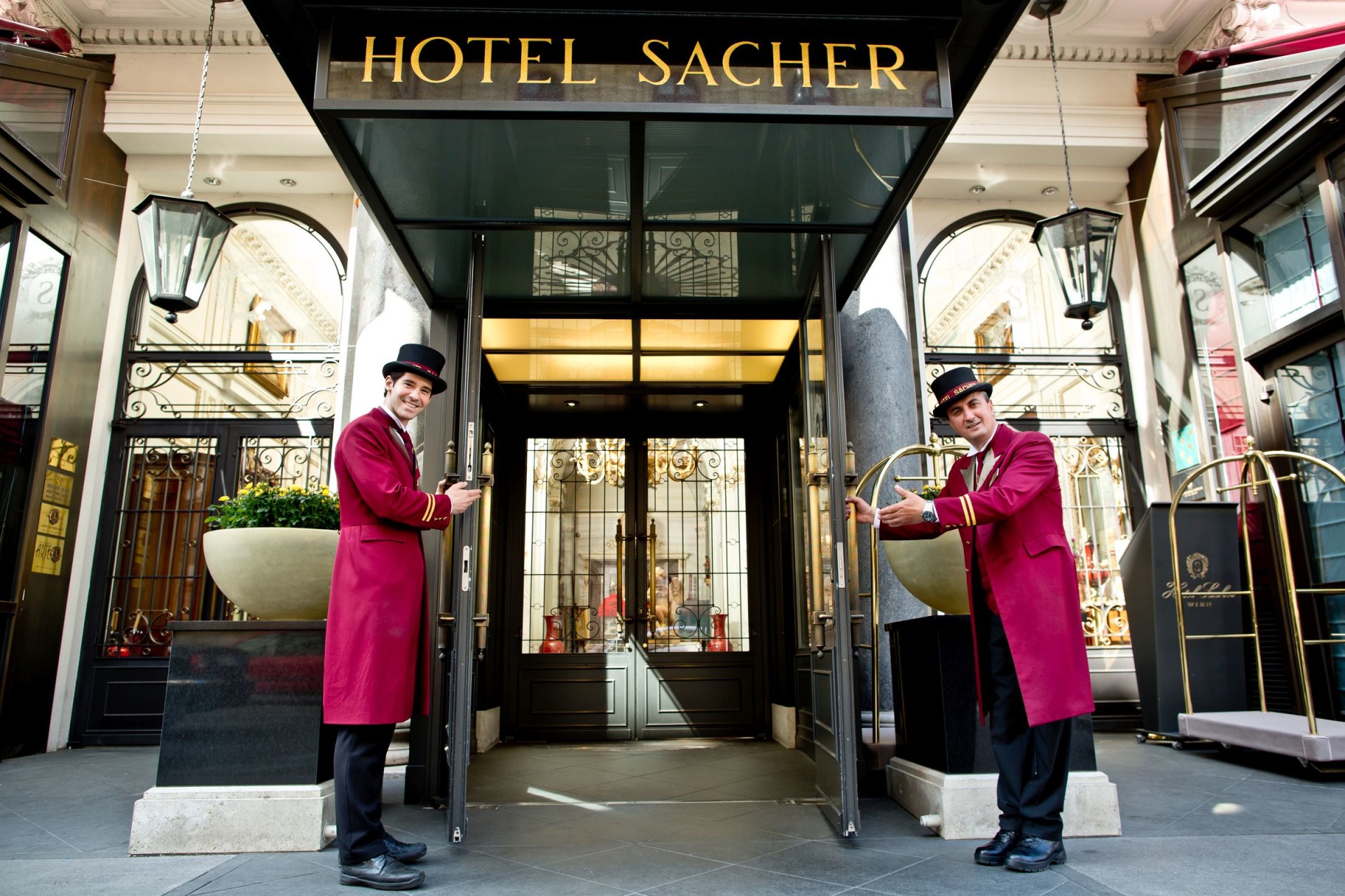 Eingang des Hotel Sacher