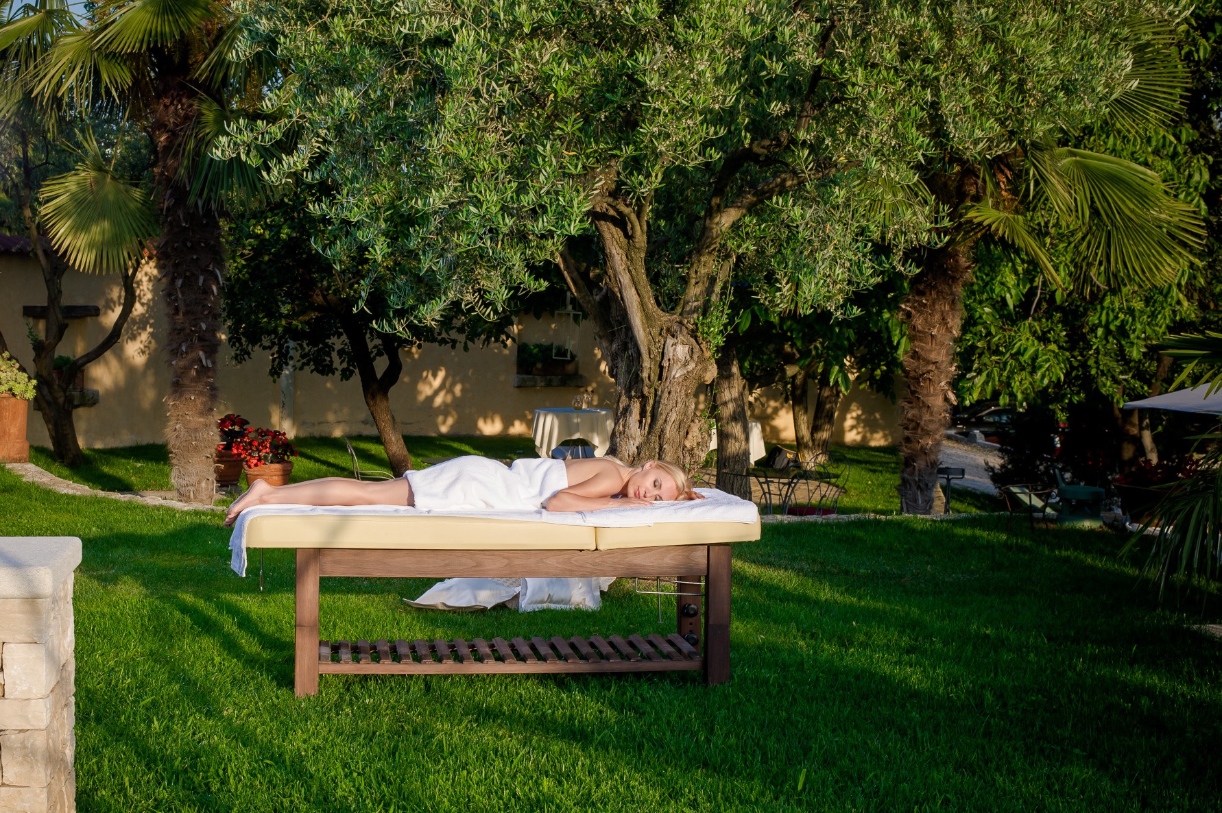 Massageliege im Garten