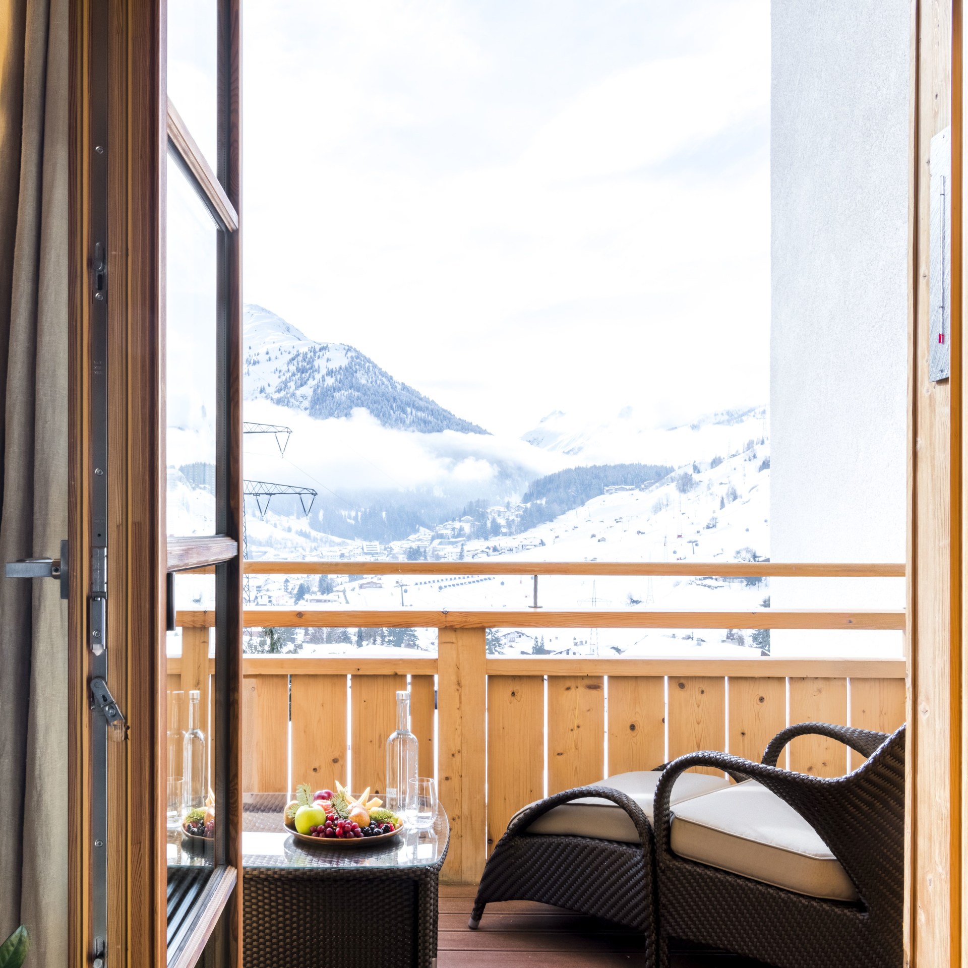 Balkon mit Aussicht auf den Schnee