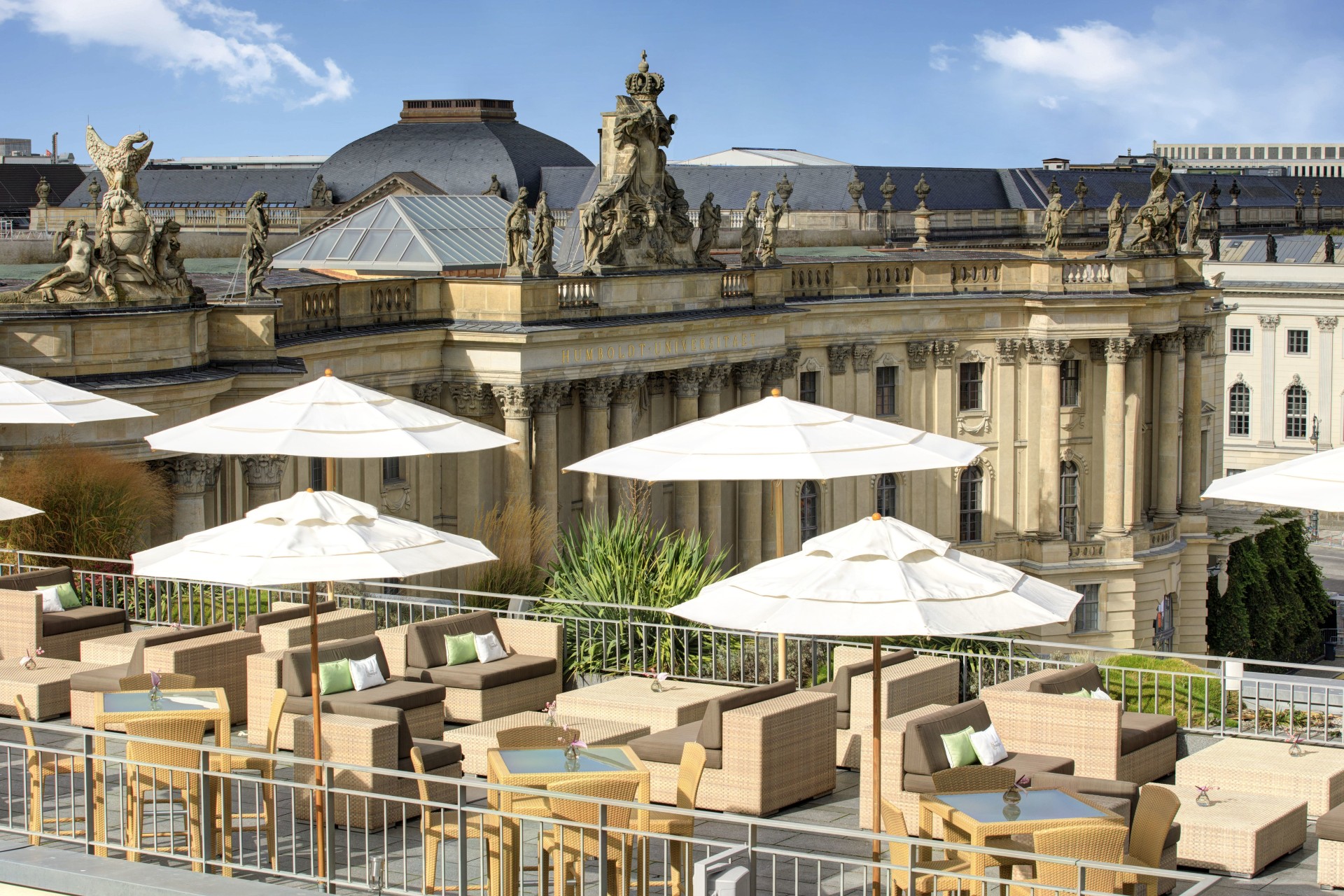 Dachterrasse mit Blick auf die Stadt