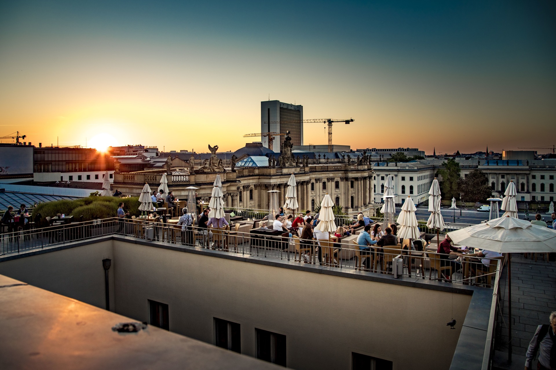 Dachterrasse bei Sonnenuntergang