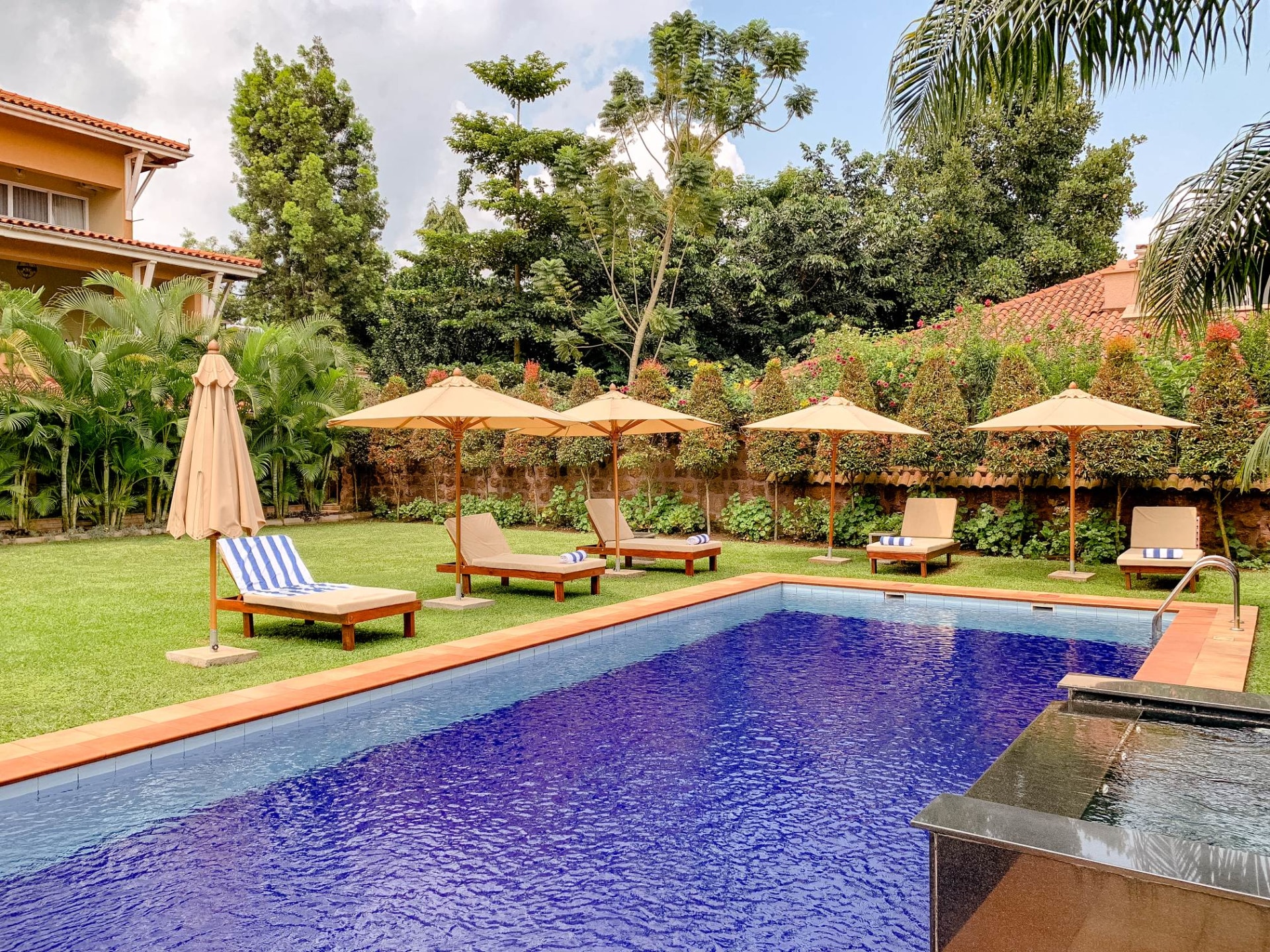 Swimmingpool des Hotel No 5 in Entebbe