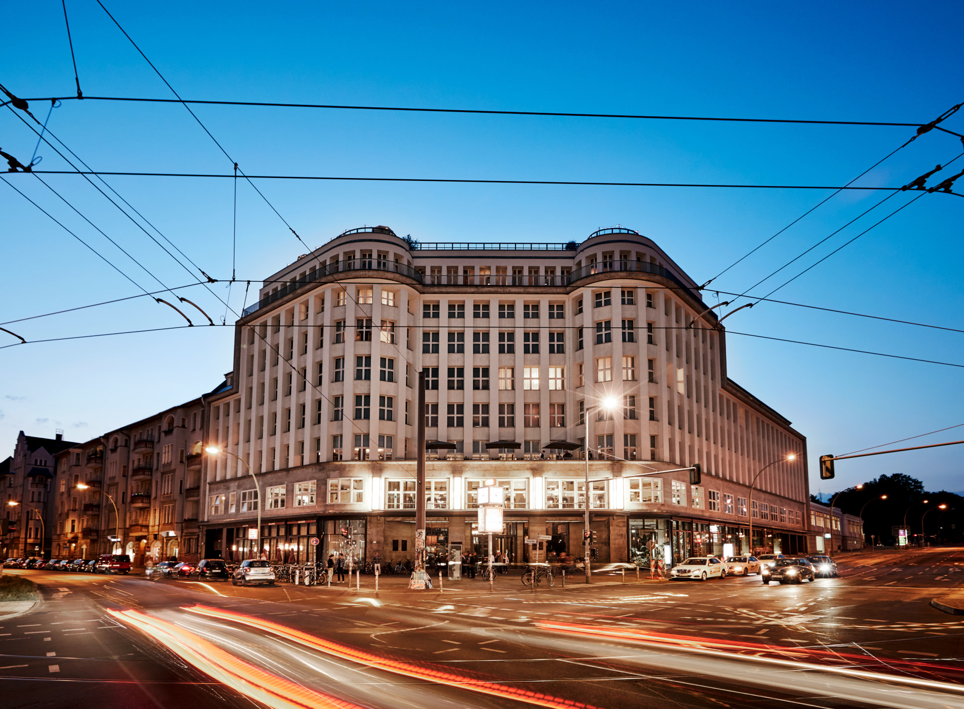 Hotelansicht am Abend