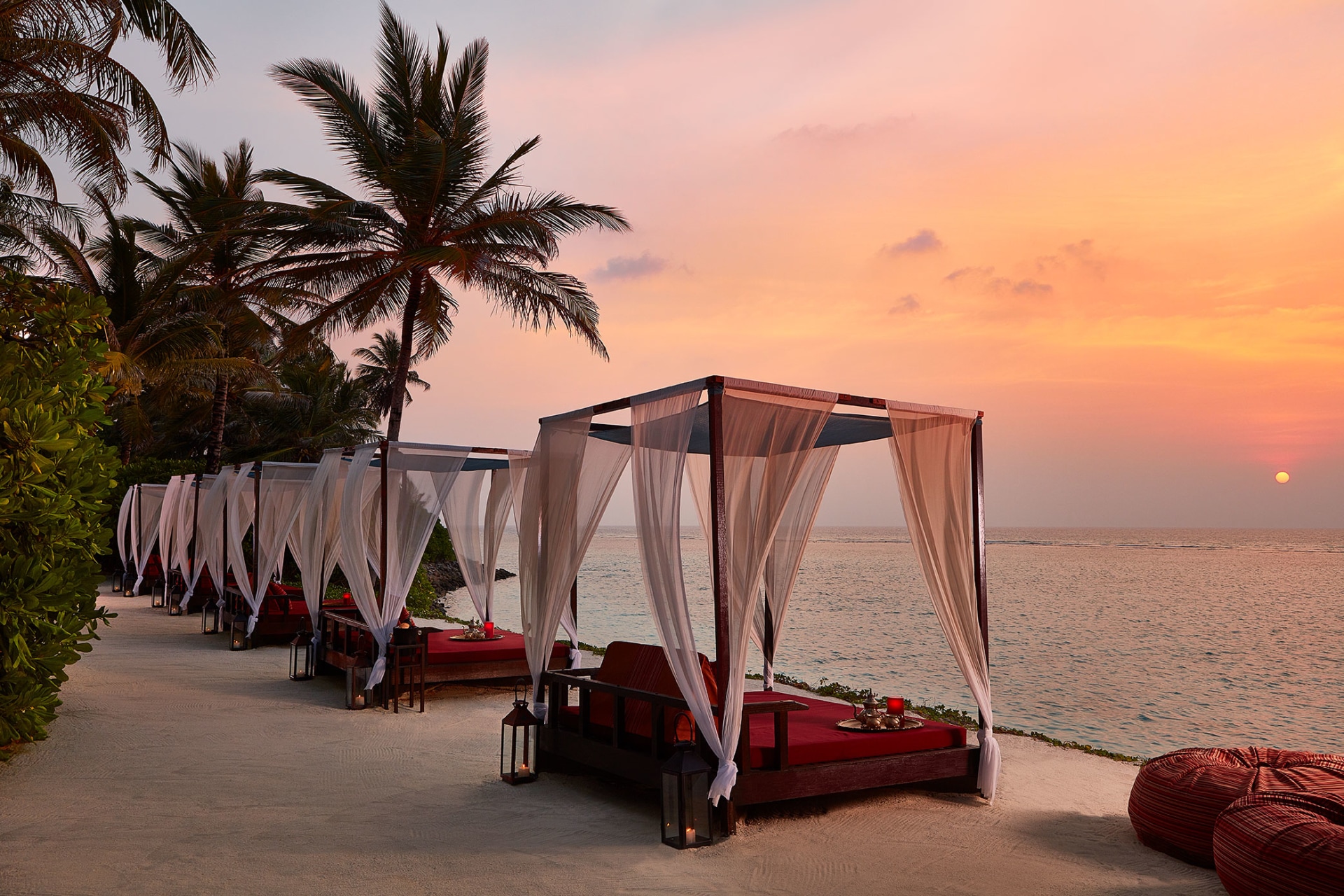 Cabanas am Strand bei Sonnenuntergang