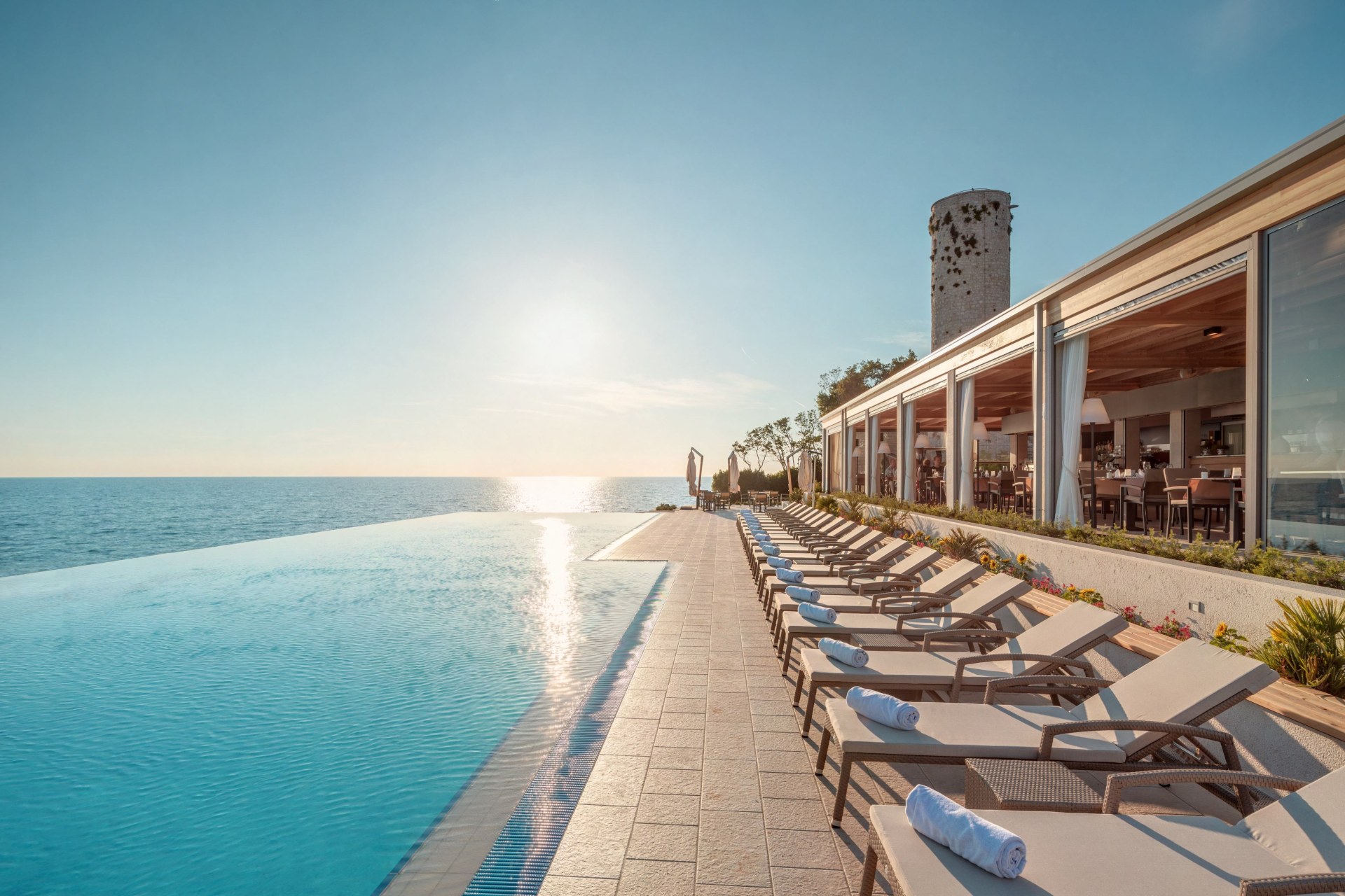 Pool mit Blick auf das Meer