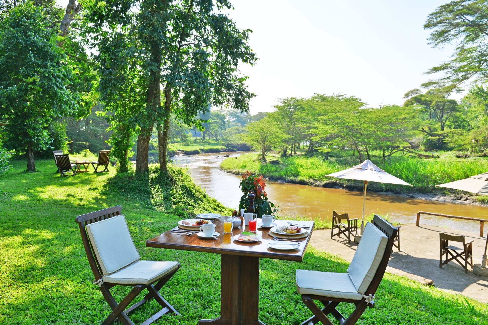 Fruehstueck im Garten des Ishasha Wilderness Camp