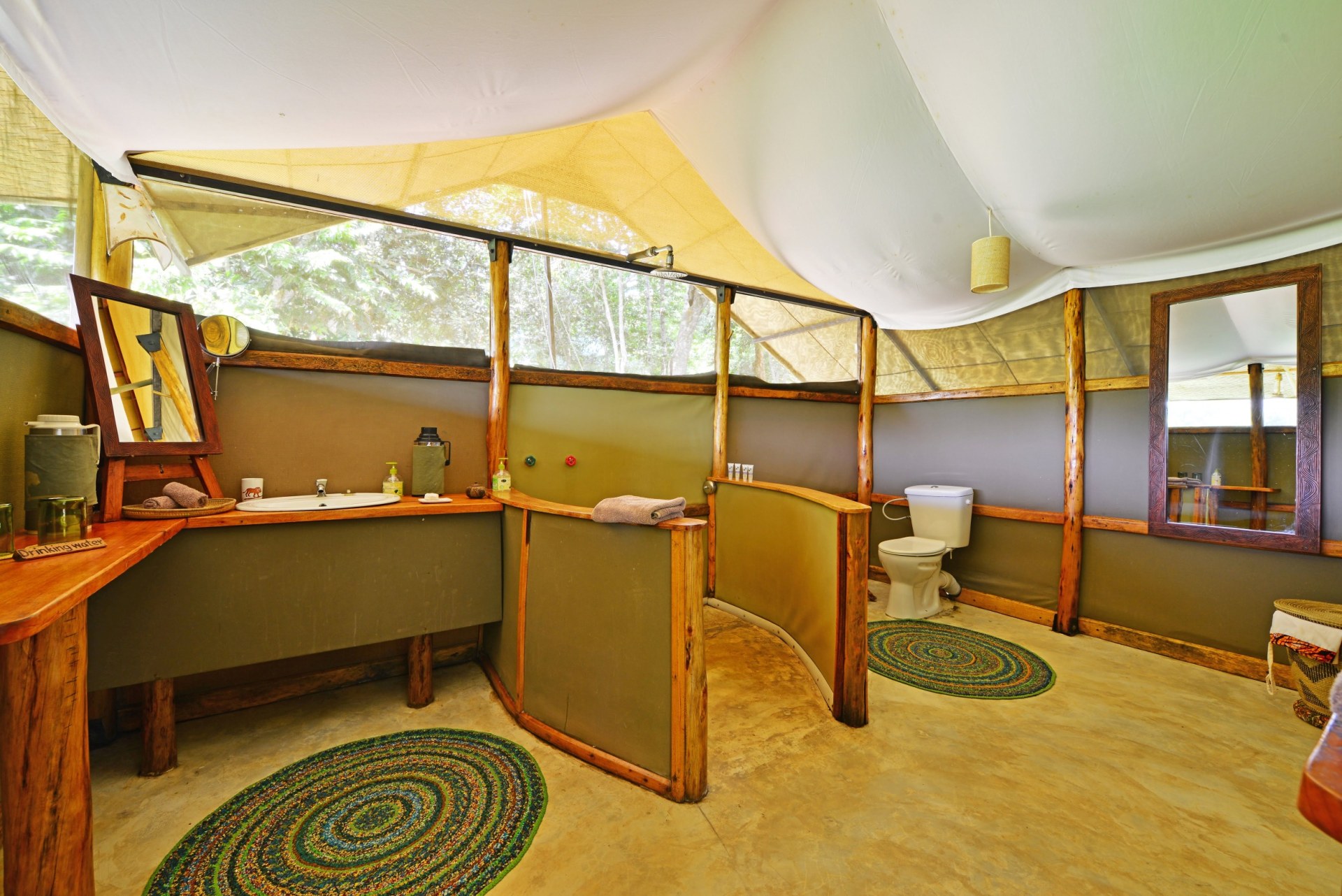Innenansicht des Badezimmers im Ishasha Wilderness Camp