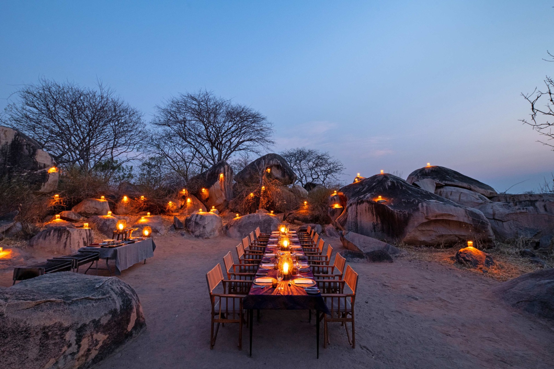 Abendessen bei Lagerfeuer im Jabali Ridge