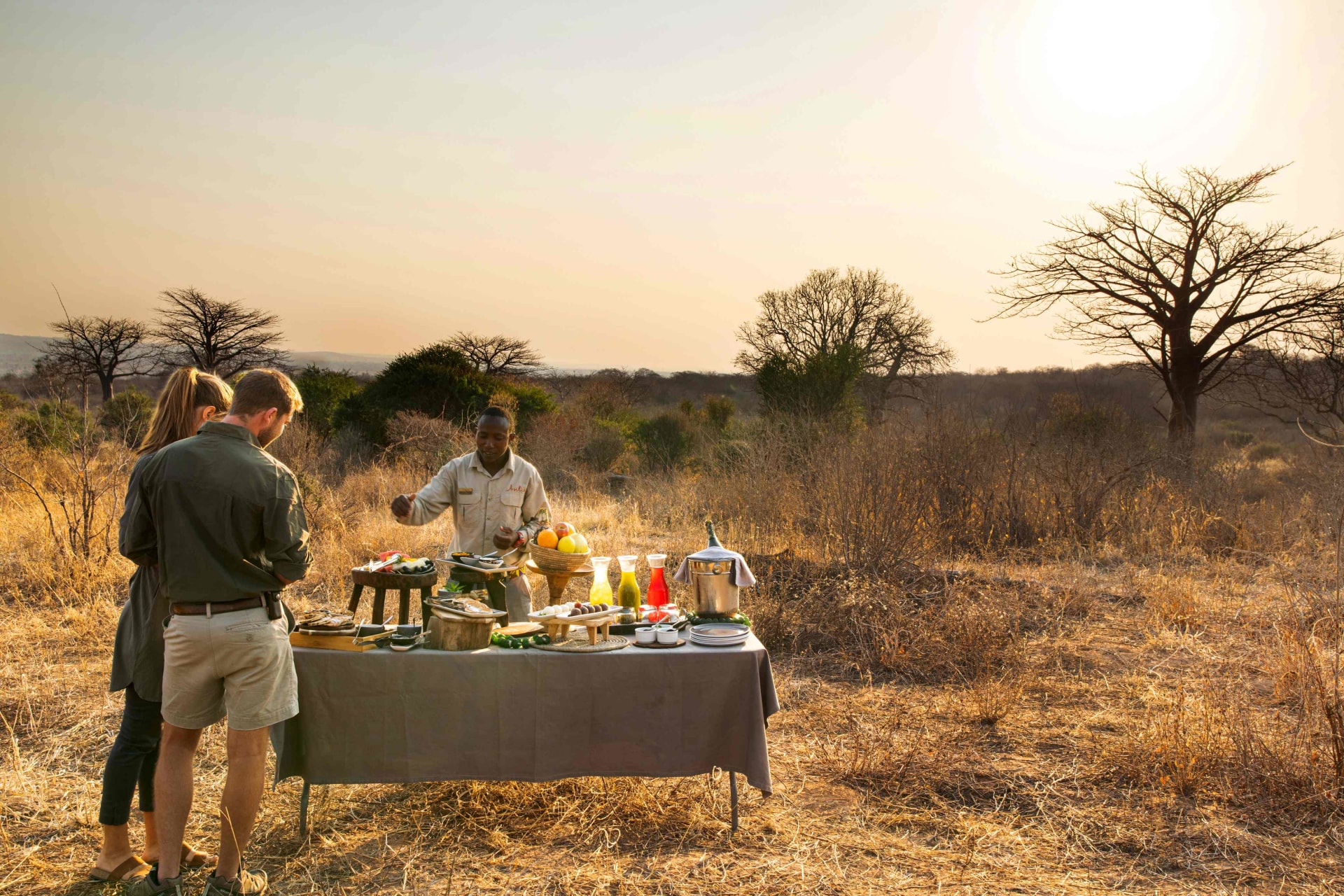 Sundowner in der Wildnis des Ruaha Nationalpark in Tansania