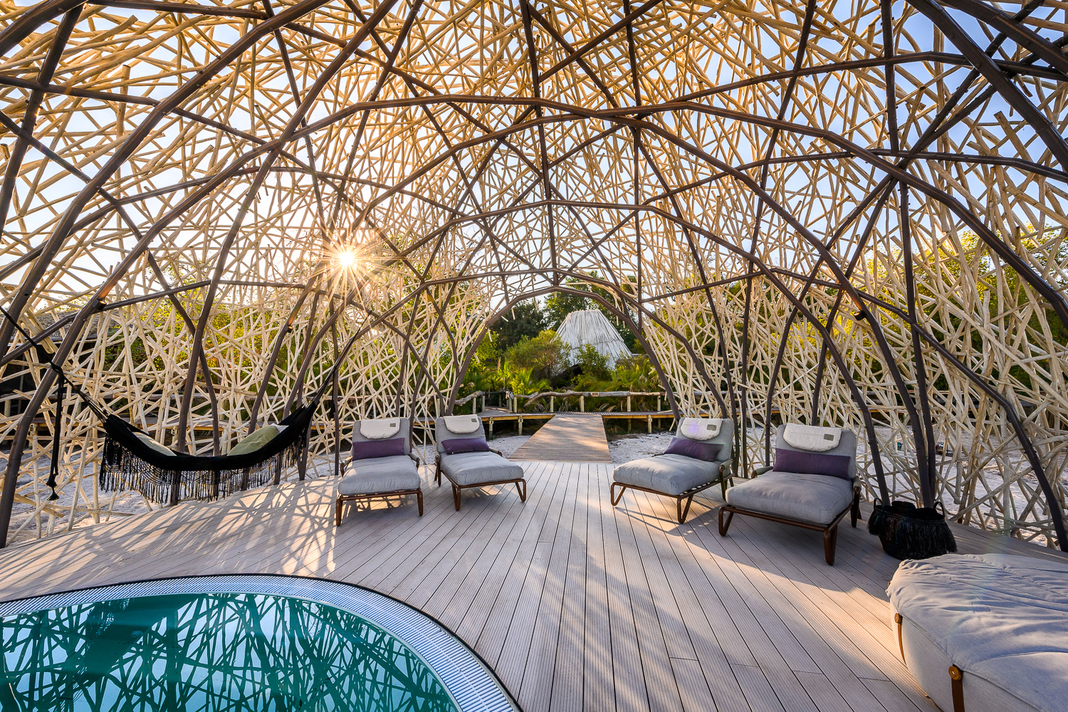 Terrasse mit Sonnenliegen im Jao Camp