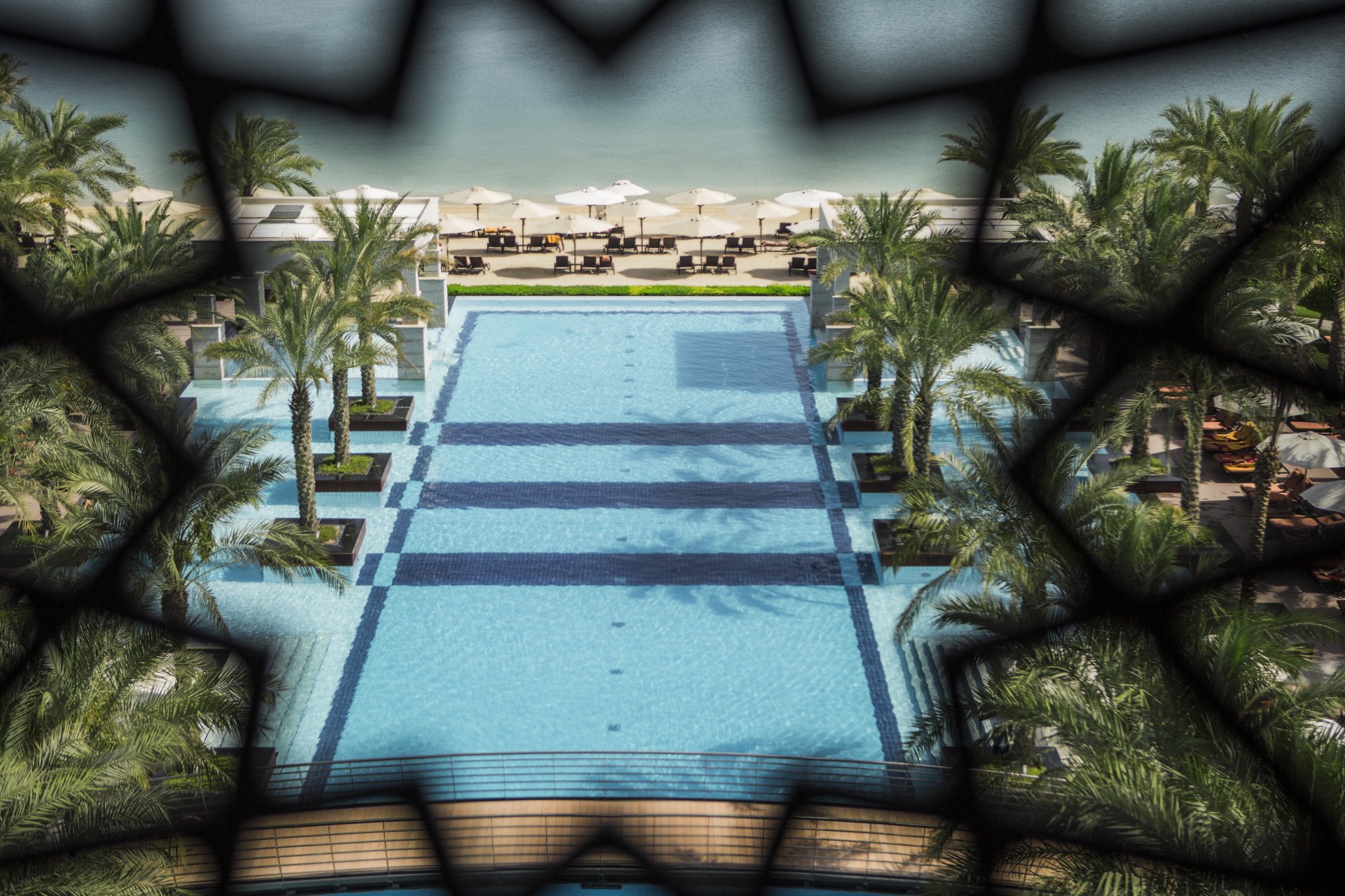 Pool und Strand des Jumeirah Zabeel Saray