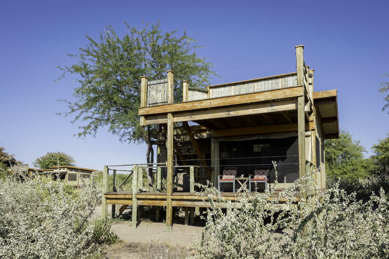 Aussenansicht der Unterkünfte im Kalahari Plains Camp in Botswana