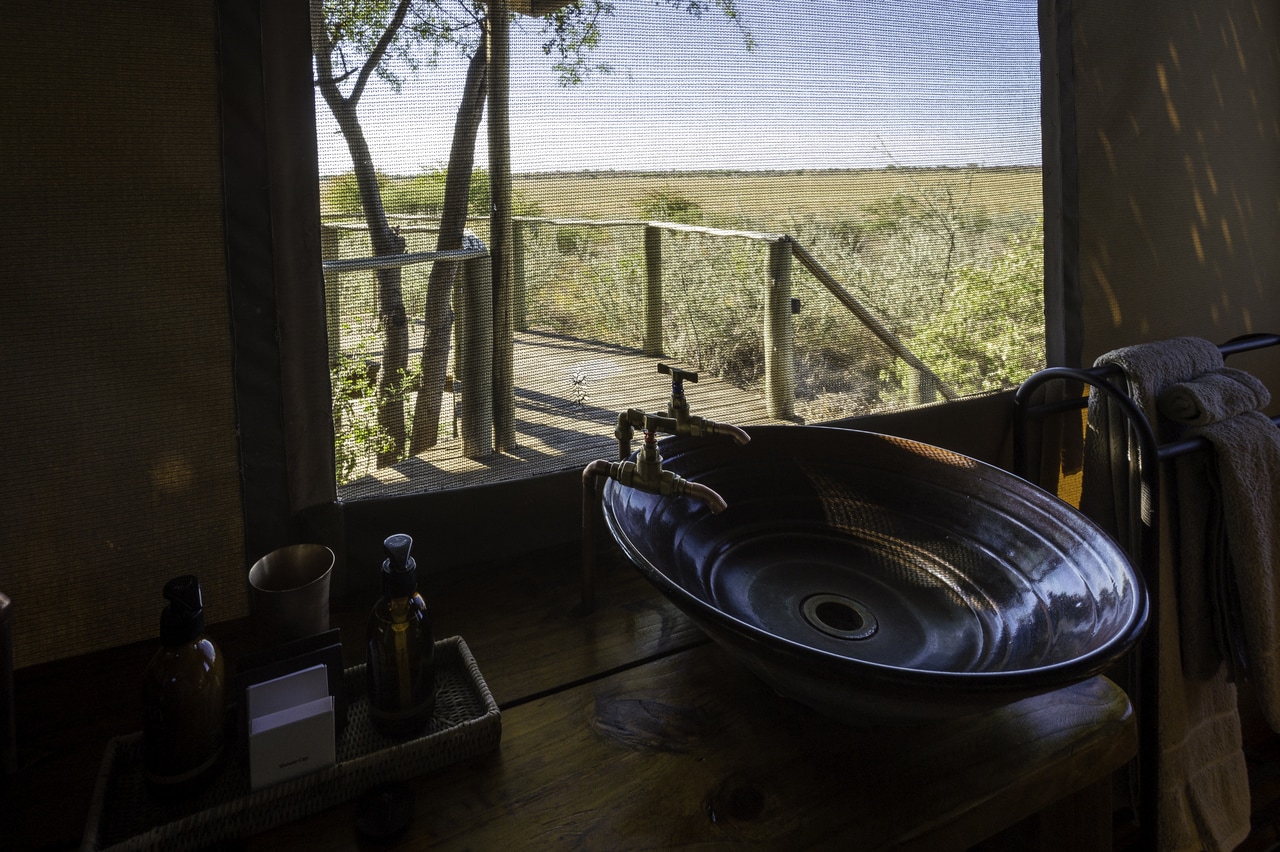 Waschbecken mit Aussicht im Kalahari Plains Camp in Botswana