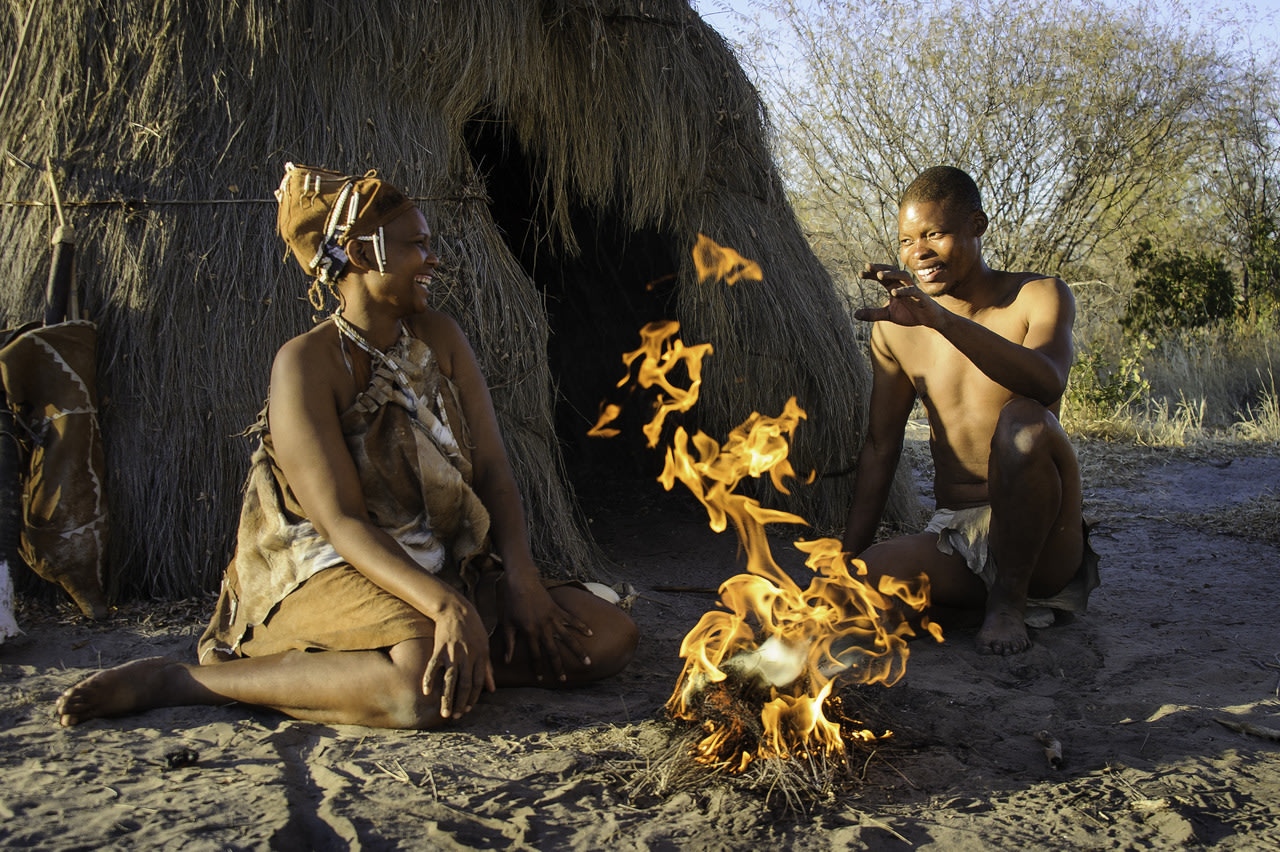 Lokale Bevölkerung macht Lagerfeuer im Kalahari Plains Camp in Botswana