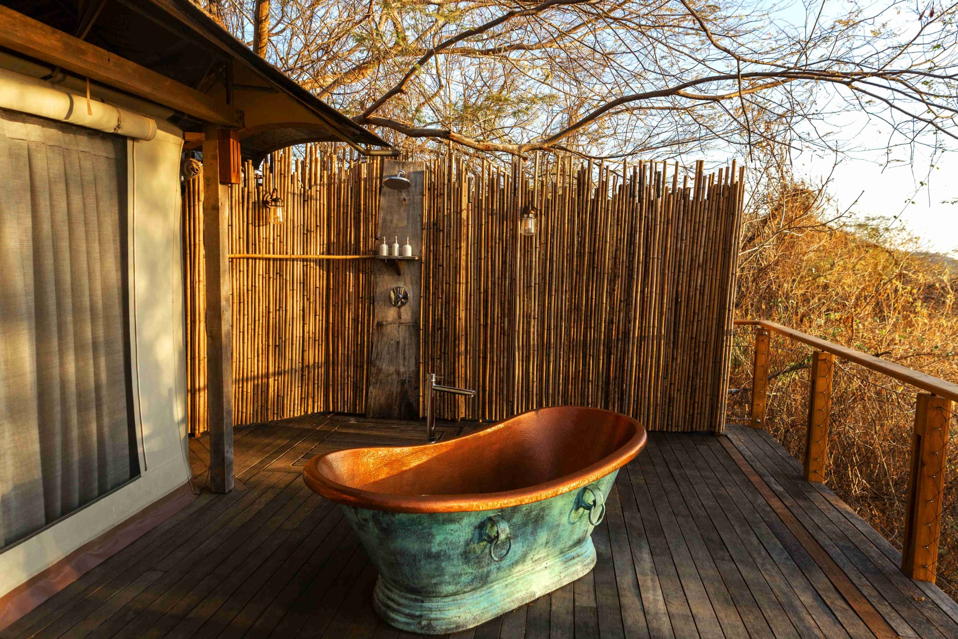 Aussenbereich mit Badewanne in der Suite im Kasiiya Papagayo