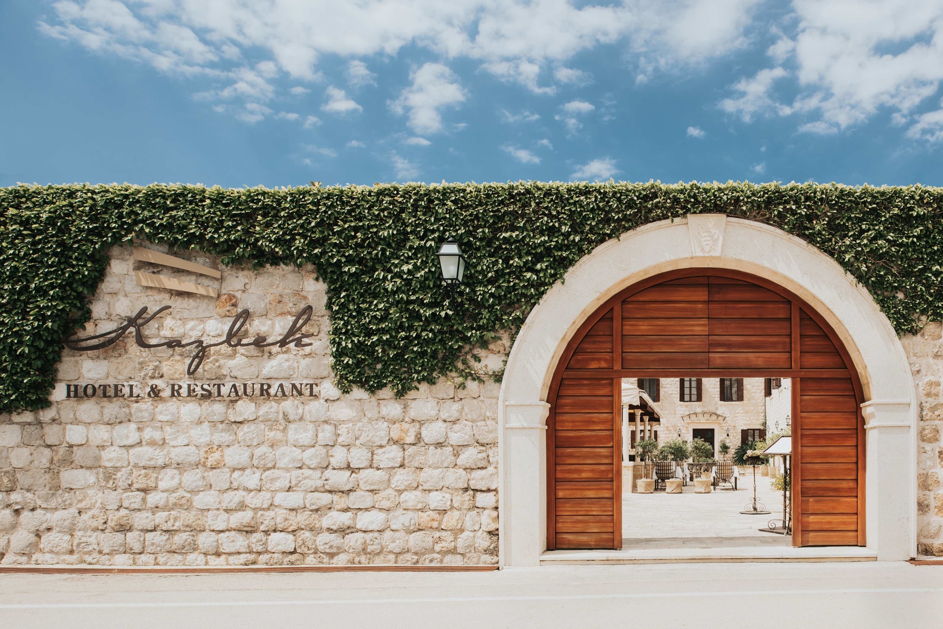 Eingangstor des Hotels