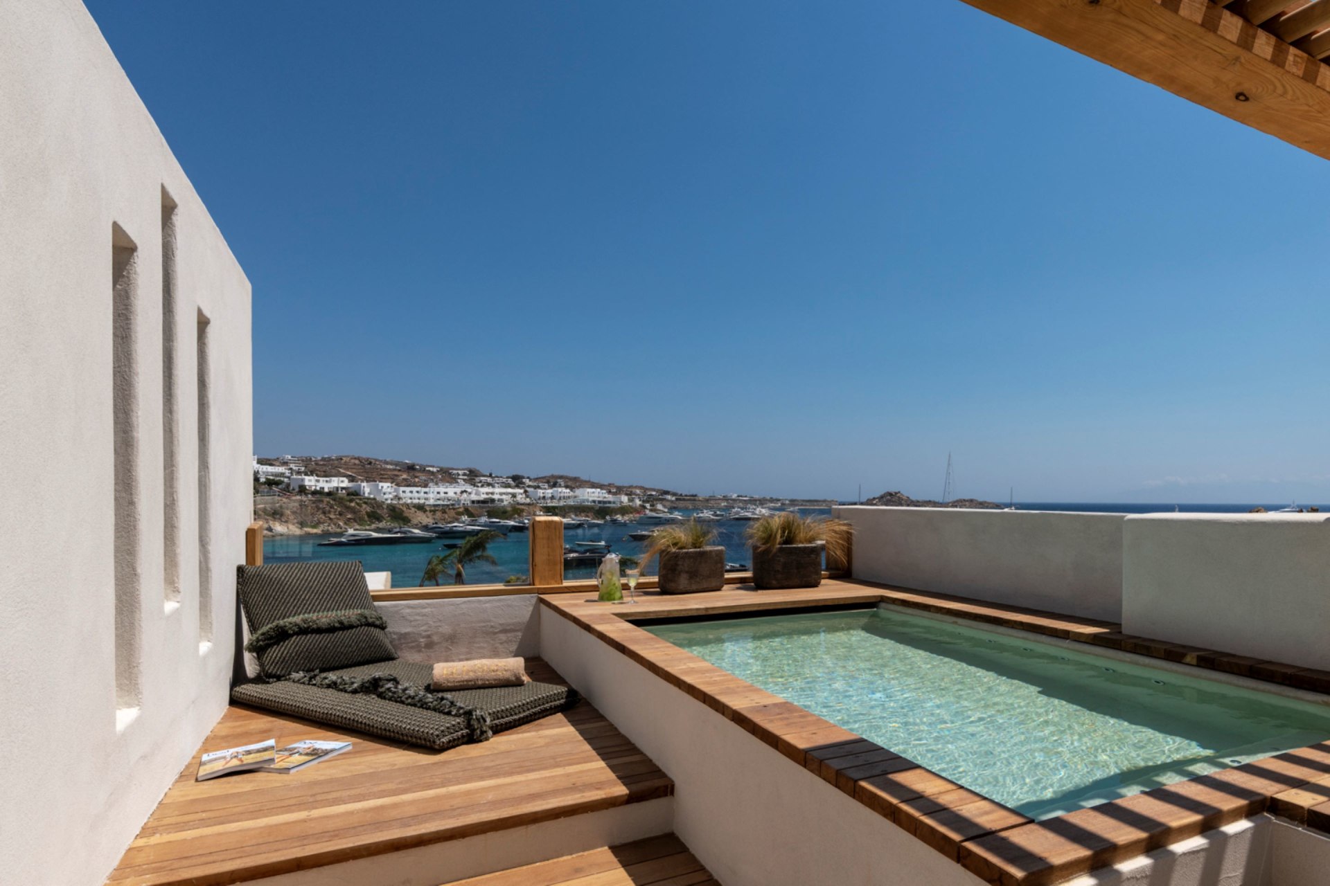 Terrasse mit Plunge Pool der Panoramic Suite mit Meerblick des Kensho Psarou Hotels