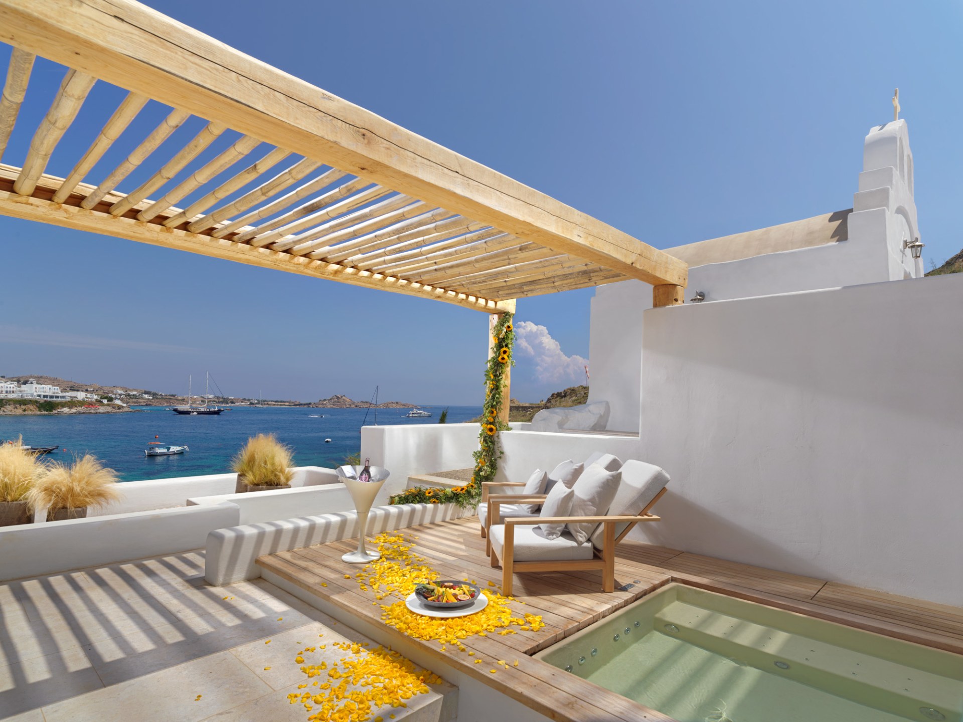 Terrasse mit Meerblick und Whirlpool der Sea View Junior Suite des Kensho Psarou Hotels