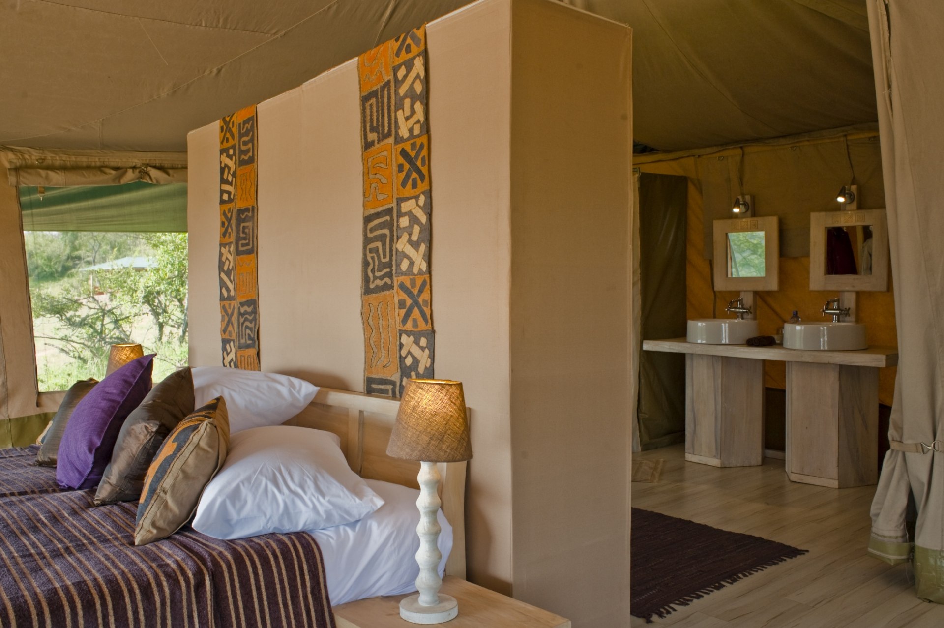 Blick ins Badezimmer aus dem Schlafzimmer eines Gaestezelts im Kicheche Valley Camp