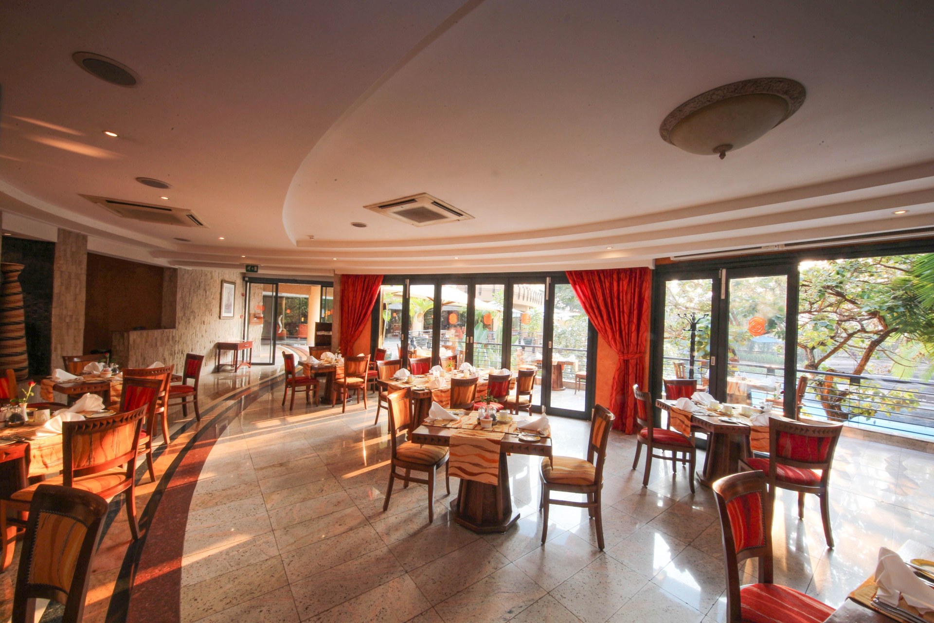 Fruehstueck im Restaurant des Kigali Serena Hotels